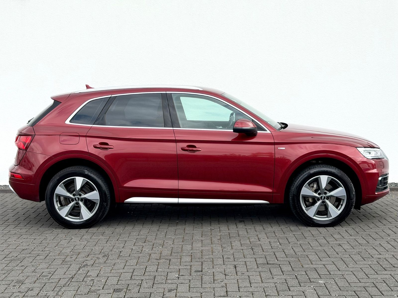 Audi Q5 40 TDI quattro S line Sport Plus Paket - Bild 4 Audi Q5 40 TDI quattro S line Sport Plus Paket in Rot als SUV/Geländewagen/Pickup - Fahrzeugfoto 4