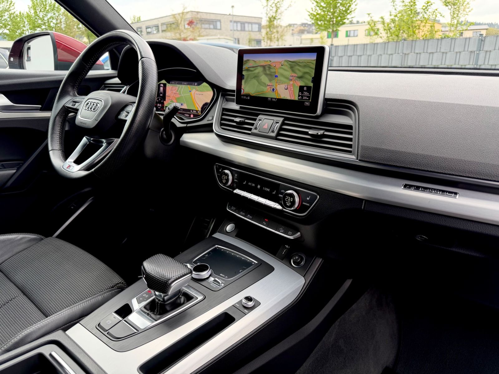 Audi Q5 40 TDI quattro S line Sport Plus Paket - Bild 11 Audi Q5 40 TDI quattro S line Sport Plus Paket in Rot als SUV/Geländewagen/Pickup - Fahrzeugfoto 11