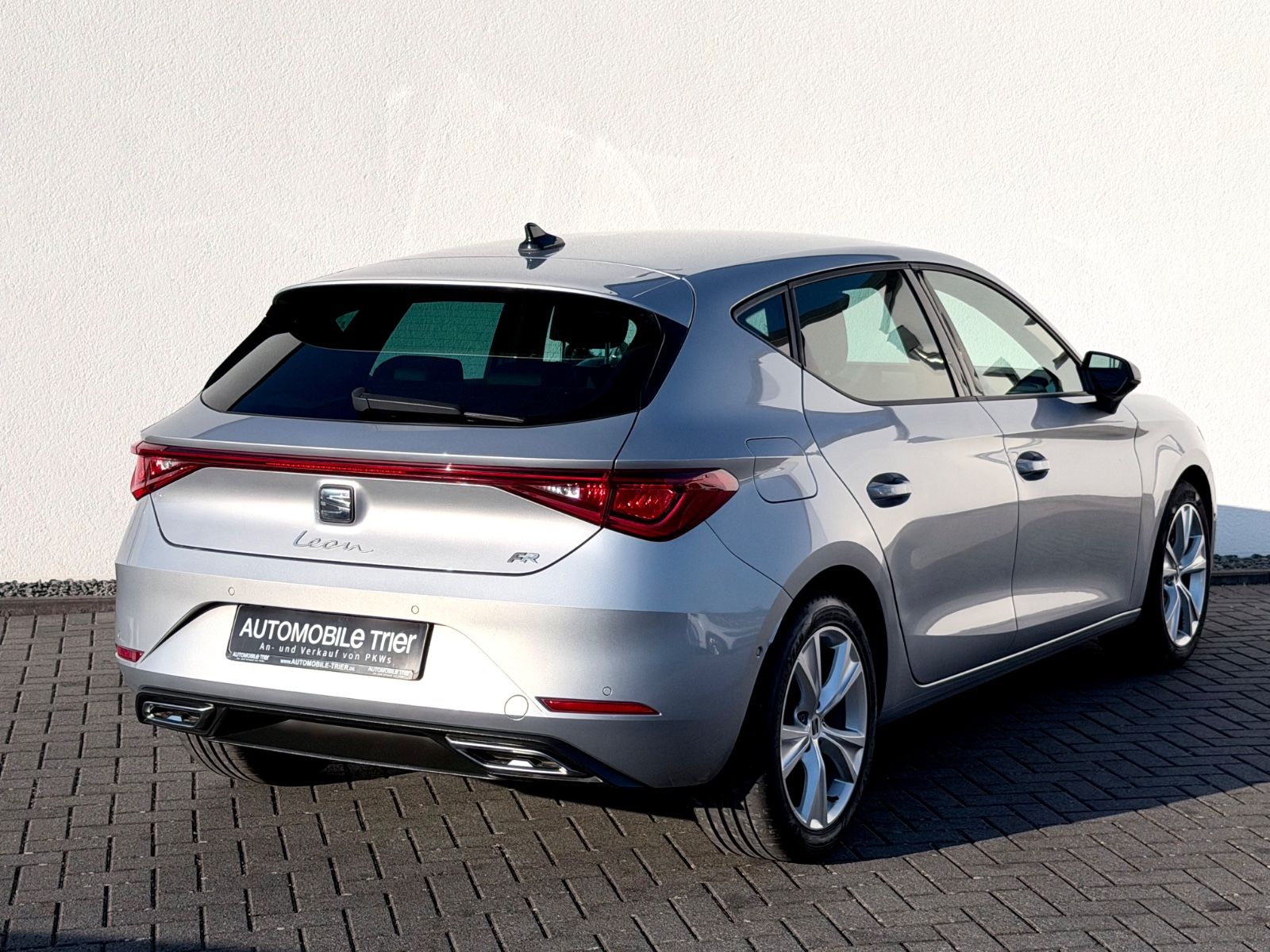 Seat Leon FR 2.0 TDI /NAVI/LED/LHZ/PDC/GARANTIE/ - Bild 4 Seat Leon FR 2.0 TDI /NAVI/LED/LHZ/PDC/GARANTIE/ in Silber als Limousine - Fahrzeugfoto 4