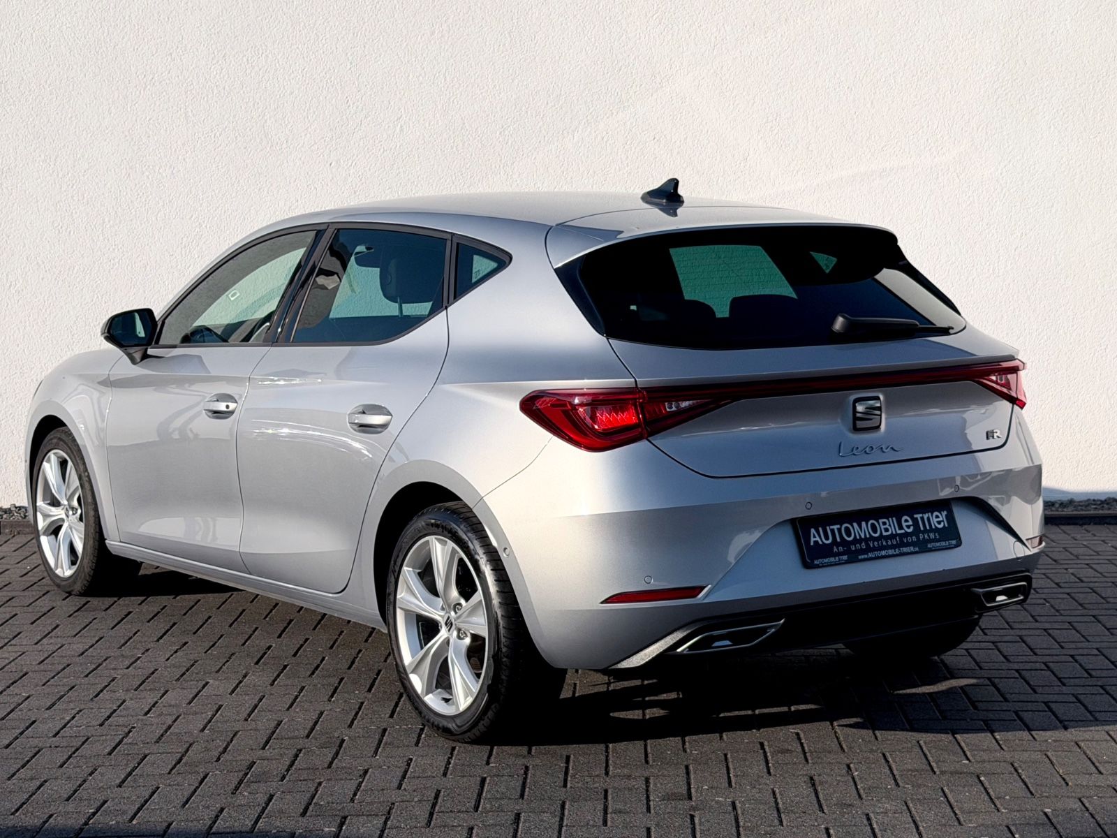 Seat Leon FR 2.0 TDI /NAVI/LED/LHZ/PDC/GARANTIE/ - Bild 6 Seat Leon FR 2.0 TDI /NAVI/LED/LHZ/PDC/GARANTIE/ in Silber als Limousine - Fahrzeugfoto 6
