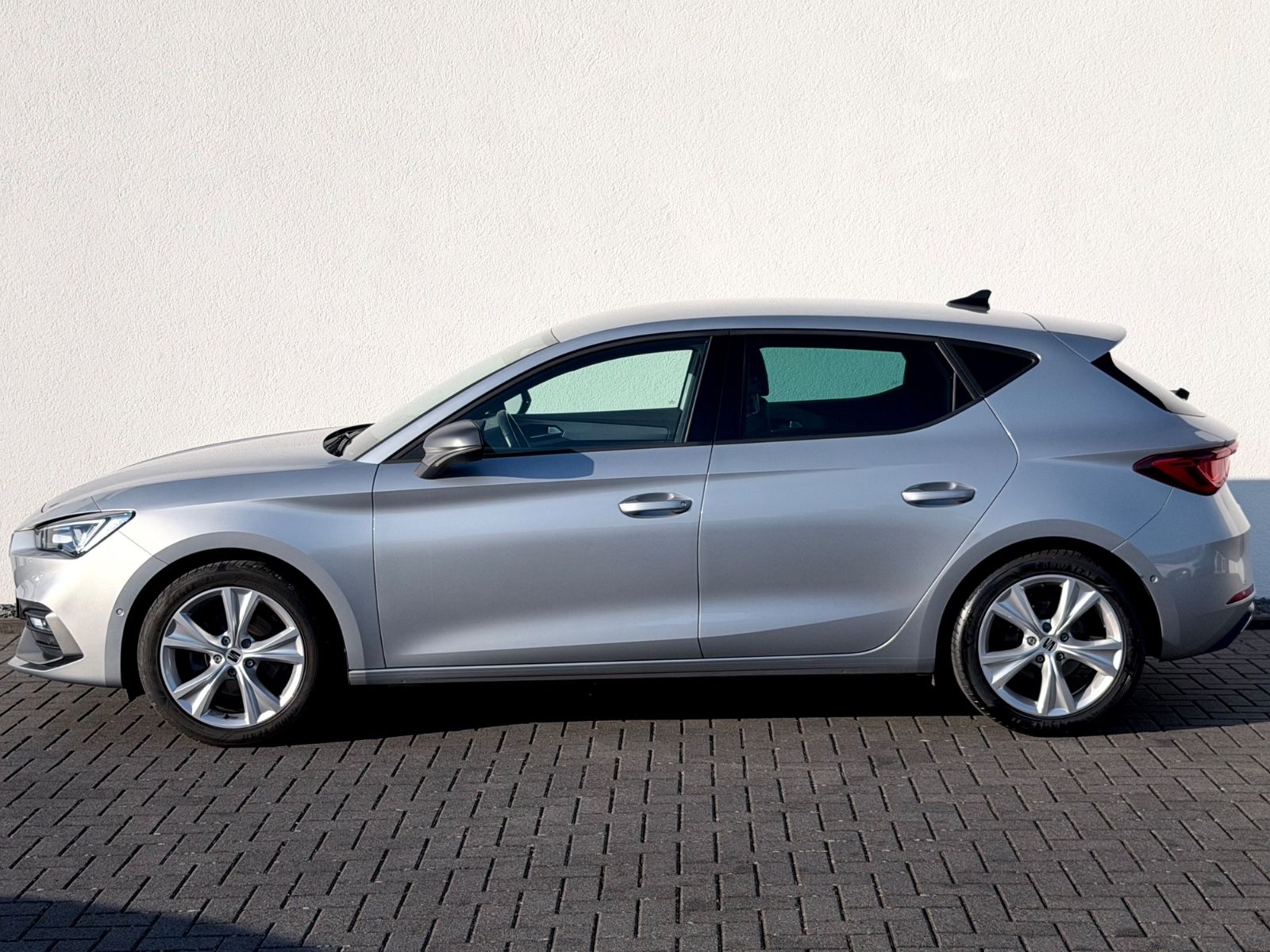 Seat Leon FR 2.0 TDI /NAVI/LED/LHZ/PDC/GARANTIE/ - Bild 7 Seat Leon FR 2.0 TDI /NAVI/LED/LHZ/PDC/GARANTIE/ in Silber als Limousine - Fahrzeugfoto 7