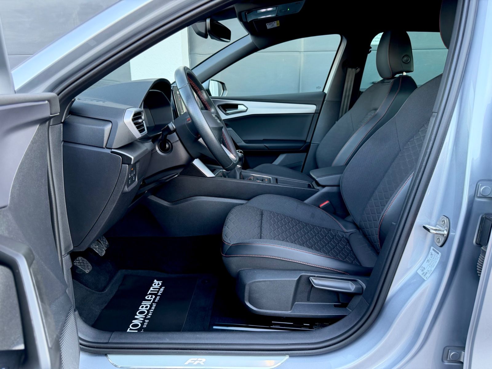 Seat Leon FR 2.0 TDI /NAVI/LED/LHZ/PDC/GARANTIE/ - Bild 8 Seat Leon FR 2.0 TDI /NAVI/LED/LHZ/PDC/GARANTIE/ in Silber als Limousine - Fahrzeugfoto 8