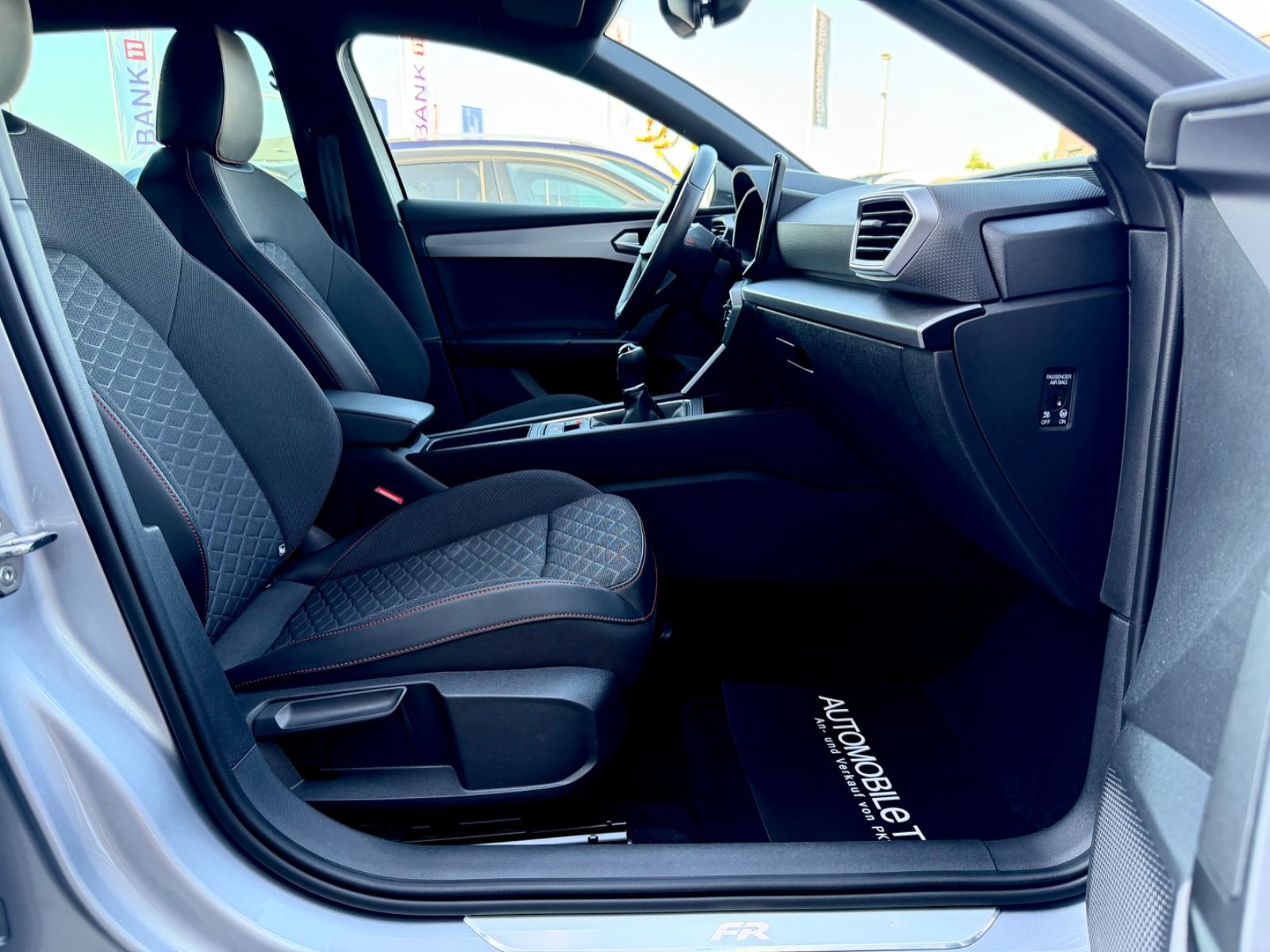 Seat Leon FR 2.0 TDI /NAVI/LED/LHZ/PDC/GARANTIE/ - Bild 12 Seat Leon FR 2.0 TDI /NAVI/LED/LHZ/PDC/GARANTIE/ in Silber als Limousine - Fahrzeugfoto 12