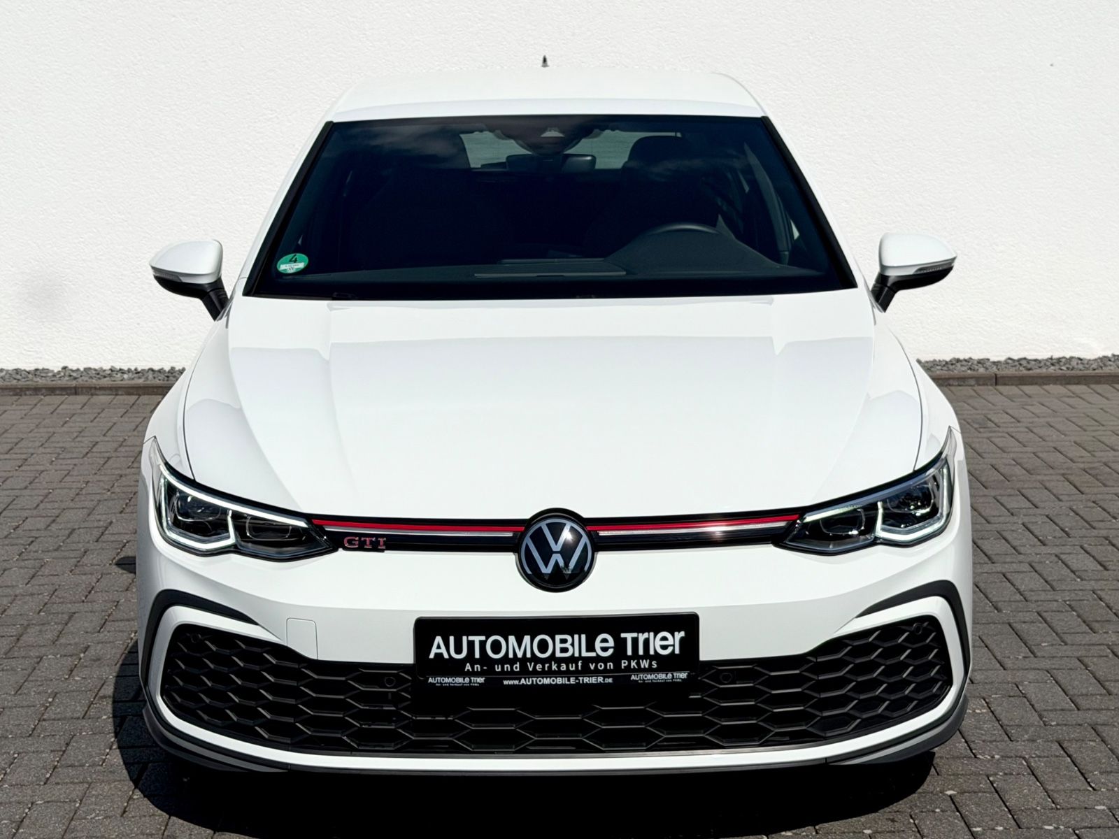 Volkswagen Golf 8 Lim. GTI /NAVI/LED/PDC/1.HAND/GARANTIE/ - Bild 2 Volkswagen Golf 8 Lim. GTI /NAVI/LED/PDC/1.HAND/GARANTIE/ in PURE WHITE als Limousine - Fahrzeugfoto 2