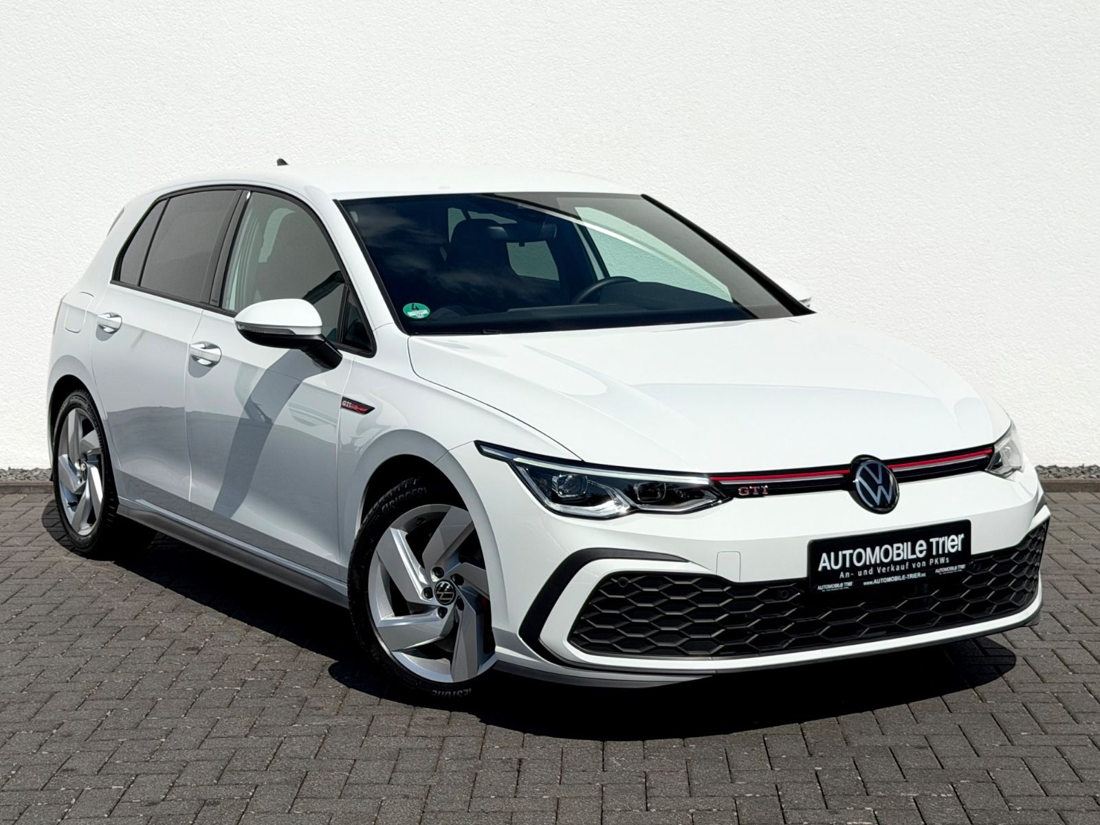 Volkswagen Golf 8 Lim. GTI /NAVI/LED/PDC/1.HAND/GARANTIE/ - Bild 3 Volkswagen Golf 8 Lim. GTI /NAVI/LED/PDC/1.HAND/GARANTIE/ in PURE WHITE als Limousine - Fahrzeugfoto 3