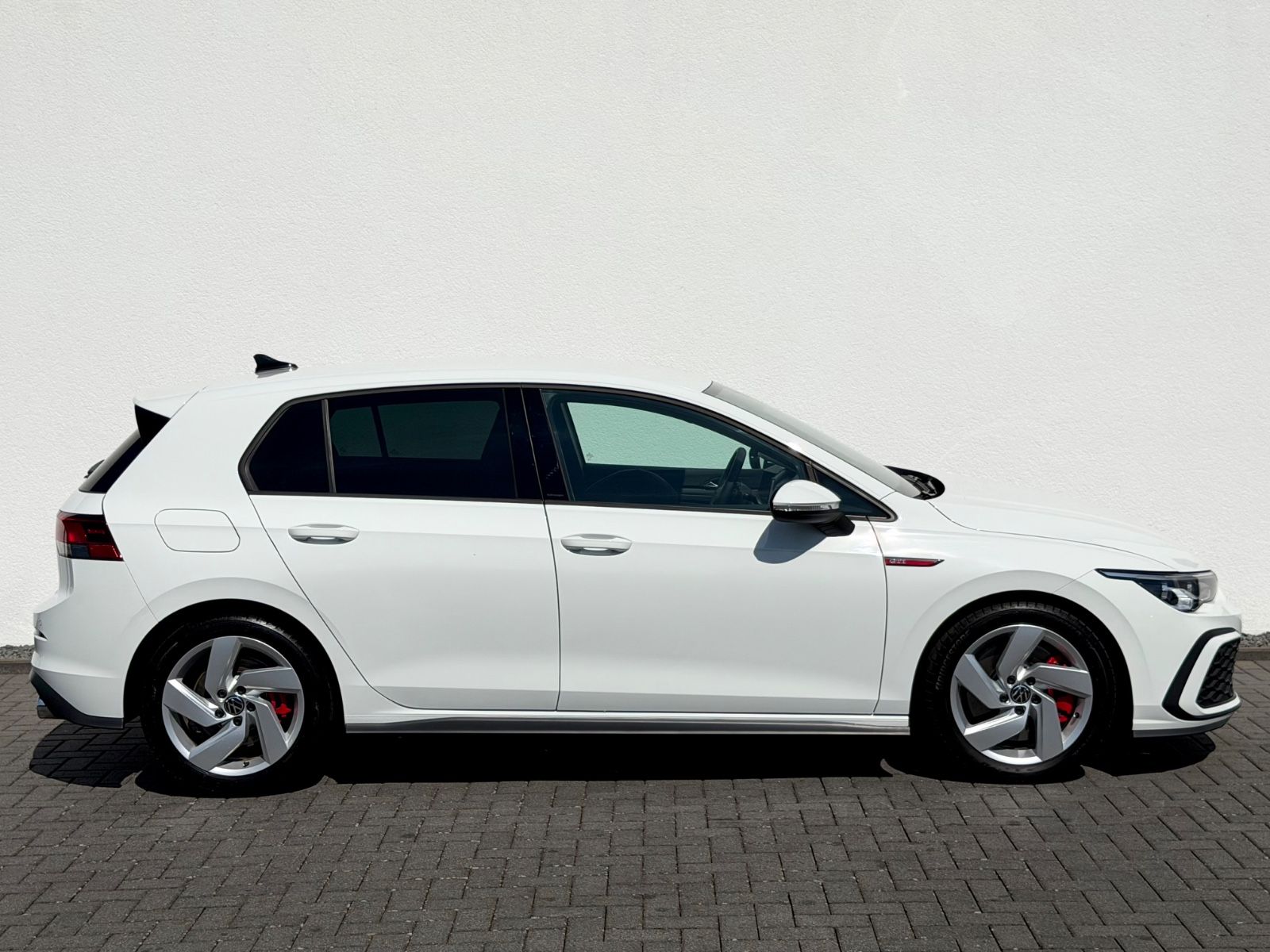 Volkswagen Golf 8 Lim. GTI /NAVI/LED/PDC/1.HAND/GARANTIE/ - Bild 4 Volkswagen Golf 8 Lim. GTI /NAVI/LED/PDC/1.HAND/GARANTIE/ in PURE WHITE als Limousine - Fahrzeugfoto 4