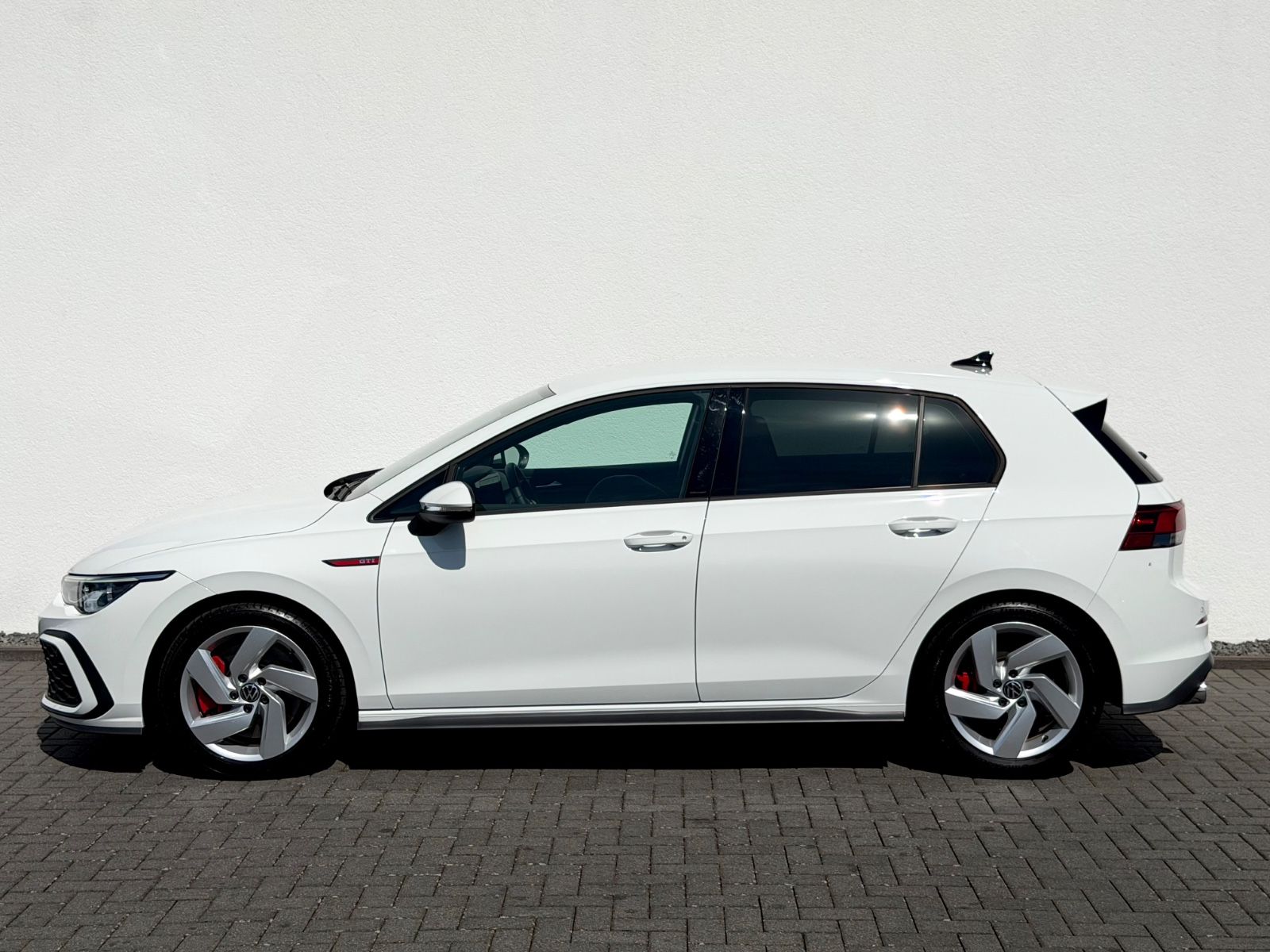 Volkswagen Golf 8 Lim. GTI /NAVI/LED/PDC/1.HAND/GARANTIE/ - Bild 8 Volkswagen Golf 8 Lim. GTI /NAVI/LED/PDC/1.HAND/GARANTIE/ in PURE WHITE als Limousine - Fahrzeugfoto 8