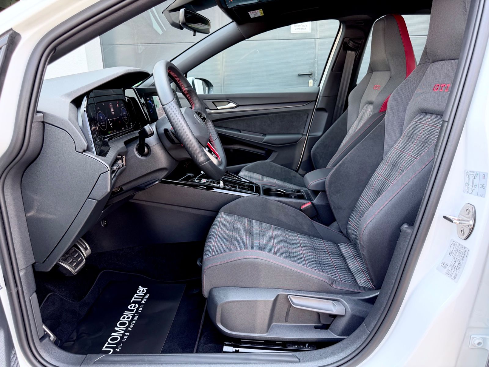 Volkswagen Golf 8 Lim. GTI /NAVI/LED/PDC/1.HAND/GARANTIE/ - Bild 9 Volkswagen Golf 8 Lim. GTI /NAVI/LED/PDC/1.HAND/GARANTIE/ in PURE WHITE als Limousine - Fahrzeugfoto 9
