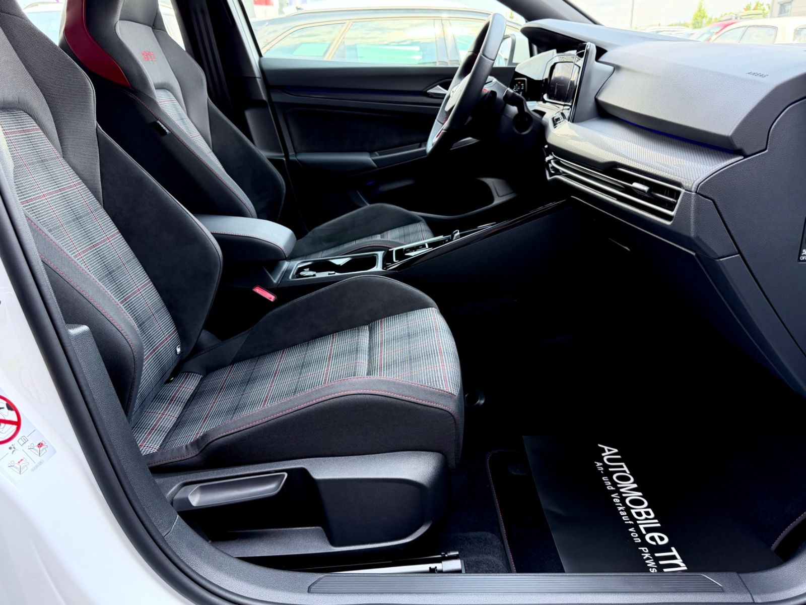 Volkswagen Golf 8 Lim. GTI /NAVI/LED/PDC/1.HAND/GARANTIE/ - Bild 13 Volkswagen Golf 8 Lim. GTI /NAVI/LED/PDC/1.HAND/GARANTIE/ in PURE WHITE als Limousine - Fahrzeugfoto 13