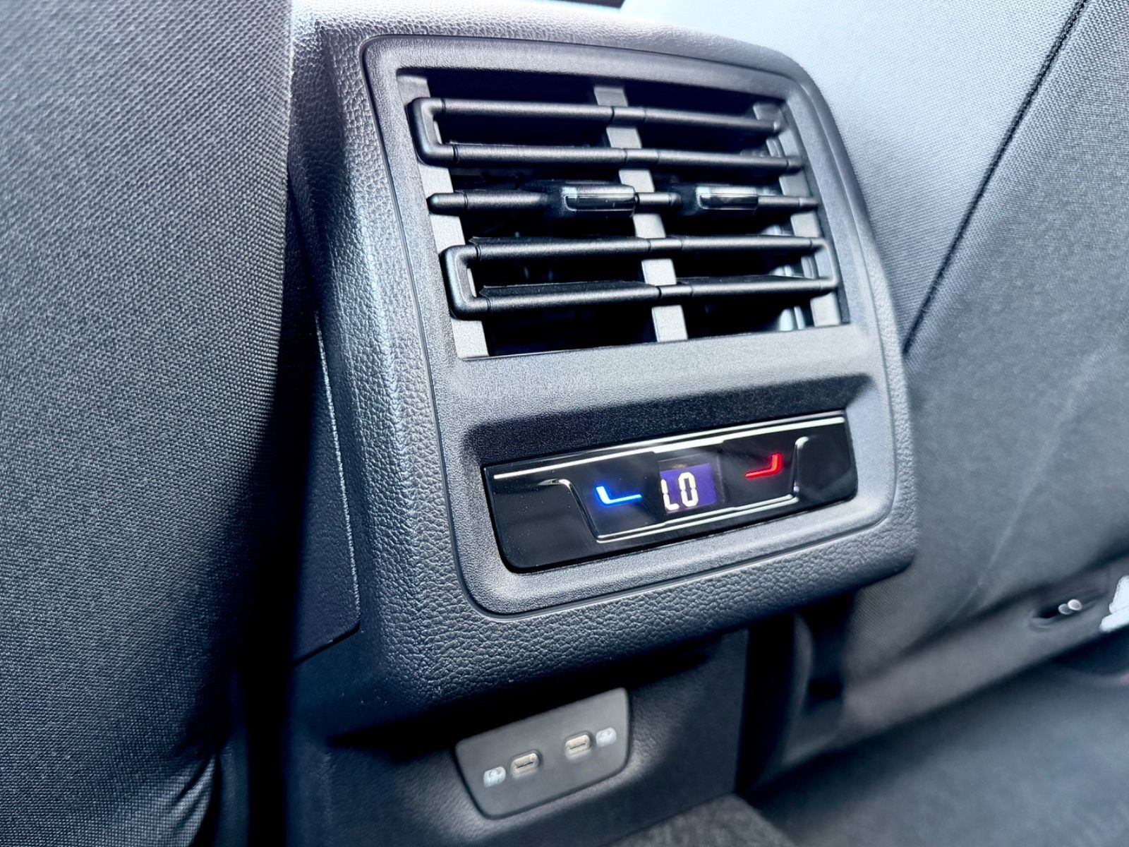 Volkswagen Golf 8 Lim. GTI /NAVI/LED/PDC/1.HAND/GARANTIE/ - Bild 19 Volkswagen Golf 8 Lim. GTI /NAVI/LED/PDC/1.HAND/GARANTIE/ in PURE WHITE als Limousine - Fahrzeugfoto 19