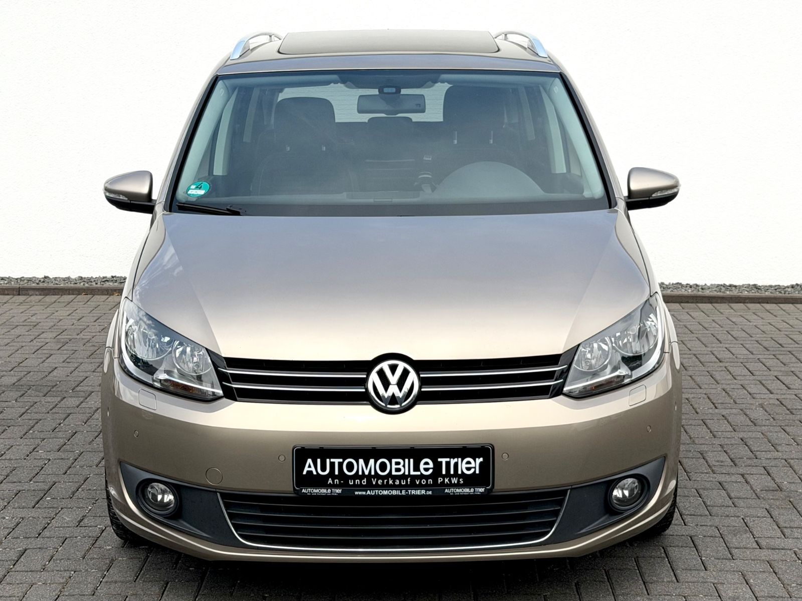 Volkswagen Touran Cup 2.0 TDI /7.SITZER/NAVI/PANO/PDC/ - Bild 2 Volkswagen Touran Cup 2.0 TDI /7.SITZER/NAVI/PANO/PDC/ in TITANIUM BEIGE als Van/Minibus - Fahrzeugfoto 2