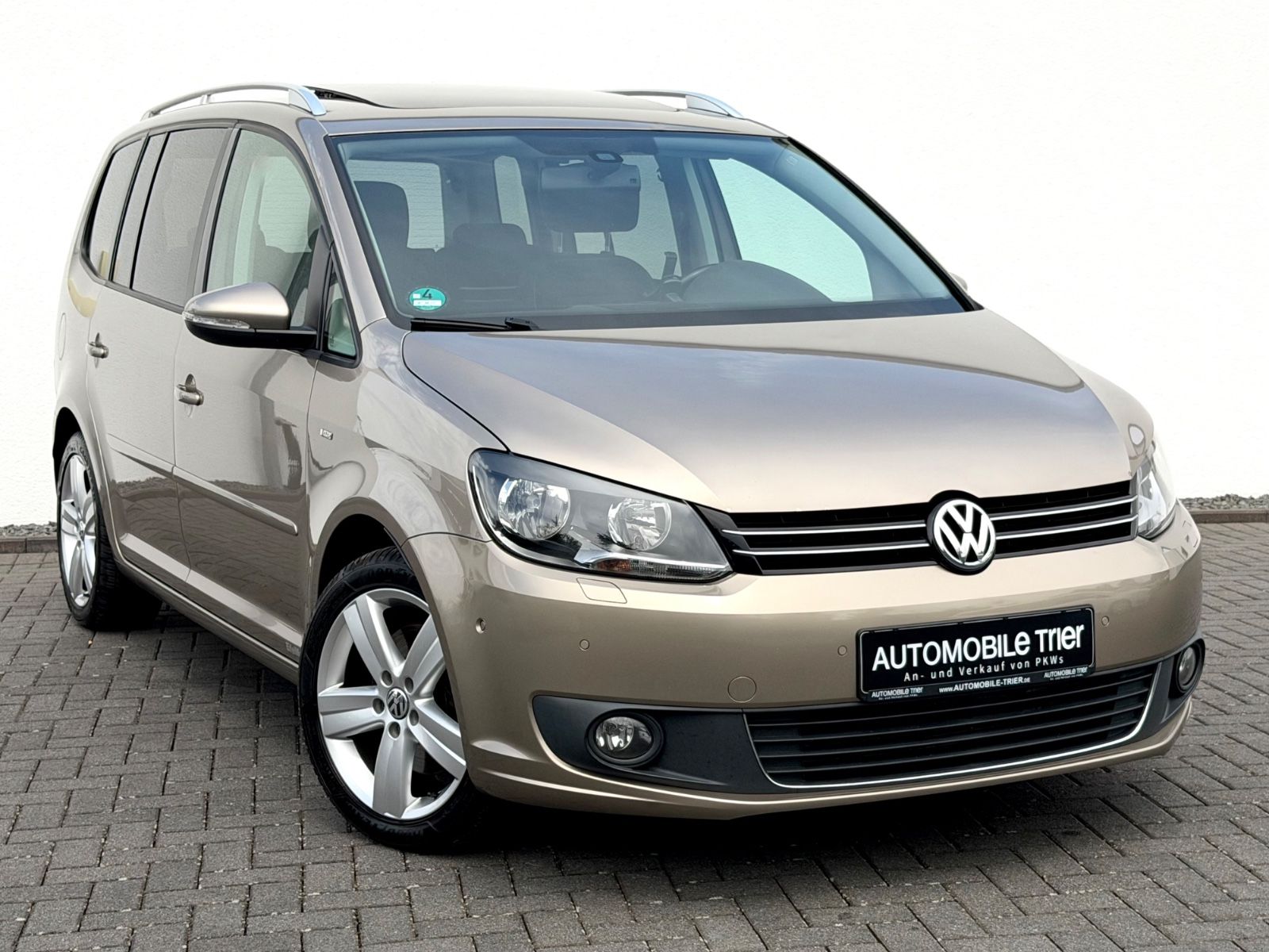 Volkswagen Touran Cup 2.0 TDI /7.SITZER/NAVI/PANO/PDC/ - Bild 3 Volkswagen Touran Cup 2.0 TDI /7.SITZER/NAVI/PANO/PDC/ in TITANIUM BEIGE als Van/Minibus - Fahrzeugfoto 3