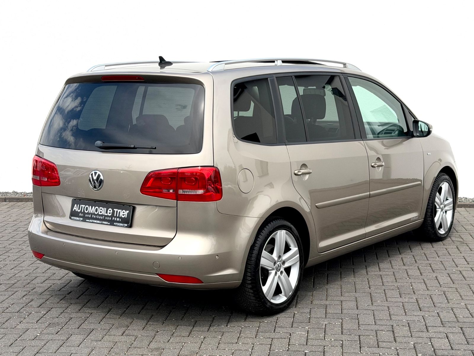 Volkswagen Touran Cup 2.0 TDI /7.SITZER/NAVI/PANO/PDC/ - Bild 5 Volkswagen Touran Cup 2.0 TDI /7.SITZER/NAVI/PANO/PDC/ in TITANIUM BEIGE als Van/Minibus - Fahrzeugfoto 5