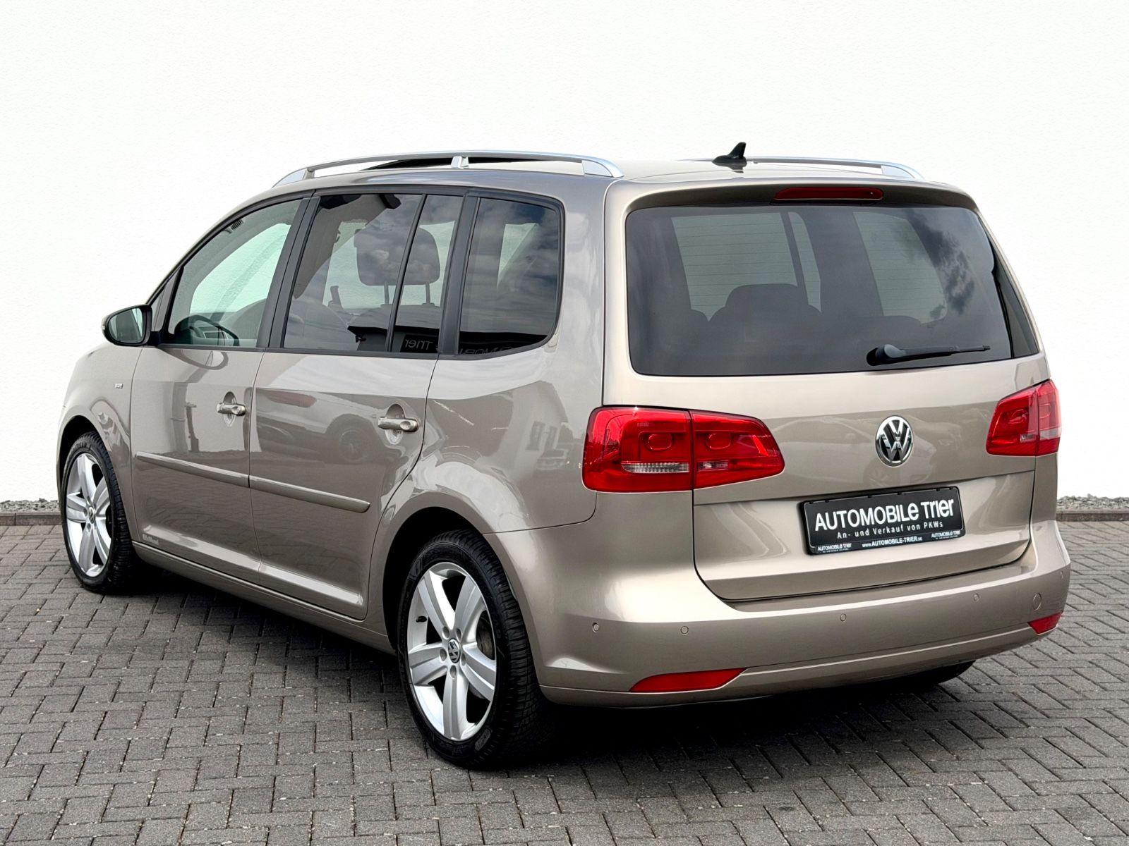 Volkswagen Touran Cup 2.0 TDI /7.SITZER/NAVI/PANO/PDC/ - Bild 7 Volkswagen Touran Cup 2.0 TDI /7.SITZER/NAVI/PANO/PDC/ in TITANIUM BEIGE als Van/Minibus - Fahrzeugfoto 7