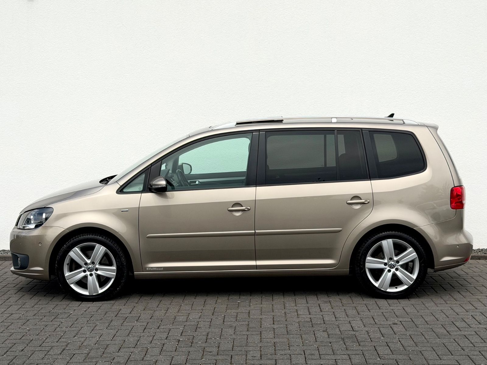 Volkswagen Touran Cup 2.0 TDI /7.SITZER/NAVI/PANO/PDC/ - Bild 8 Volkswagen Touran Cup 2.0 TDI /7.SITZER/NAVI/PANO/PDC/ in TITANIUM BEIGE als Van/Minibus - Fahrzeugfoto 8