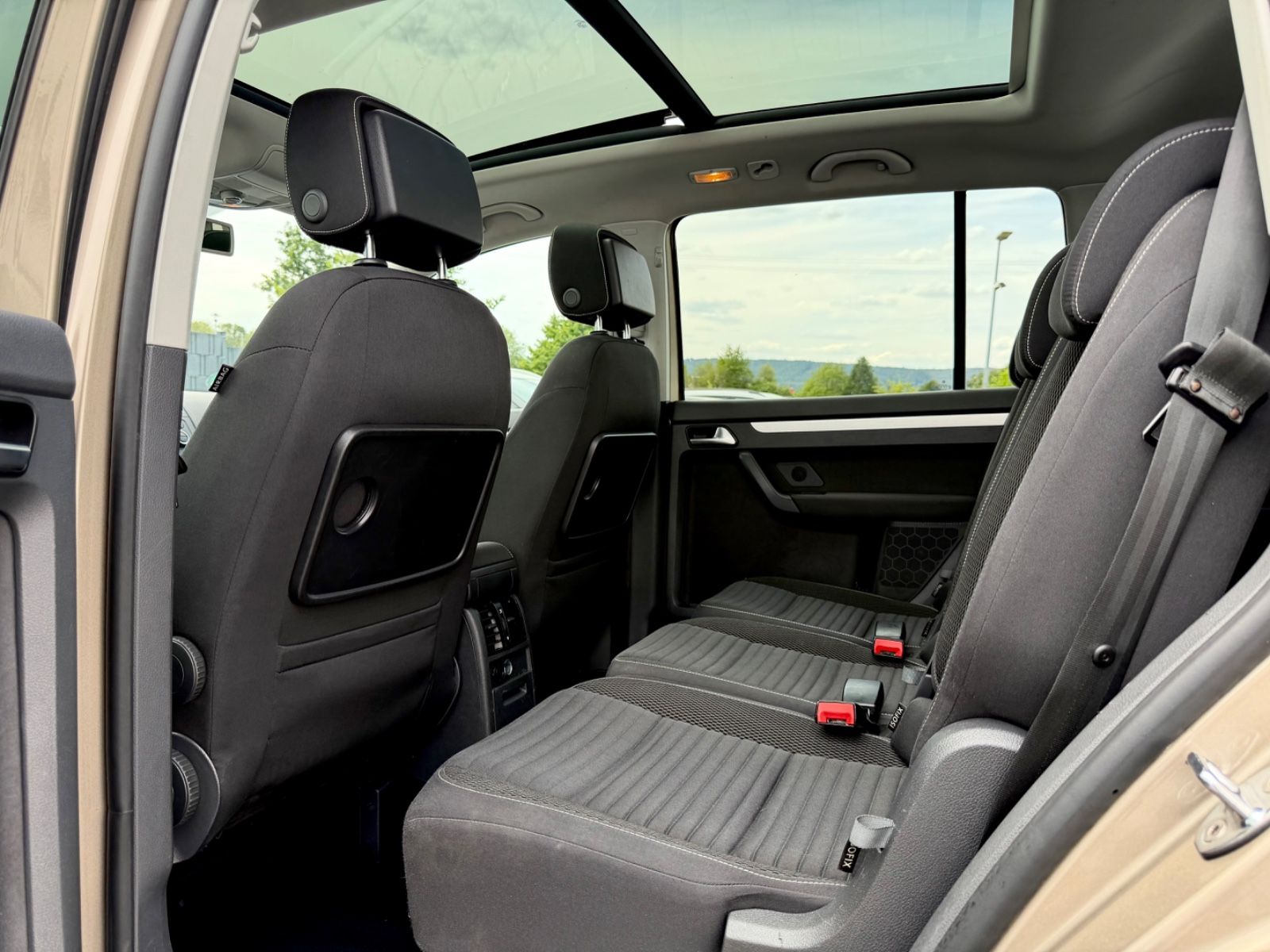 Volkswagen Touran Cup 2.0 TDI /7.SITZER/NAVI/PANO/PDC/ - Bild 13 Volkswagen Touran Cup 2.0 TDI /7.SITZER/NAVI/PANO/PDC/ in TITANIUM BEIGE als Van/Minibus - Fahrzeugfoto 13