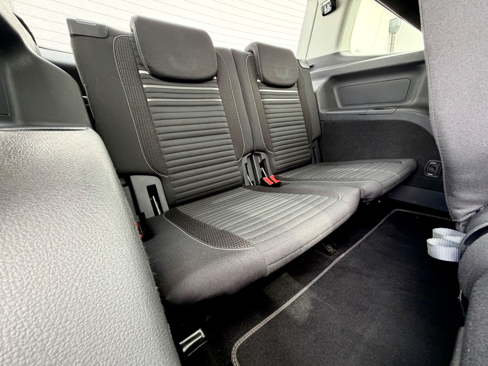 Volkswagen Touran Cup 2.0 TDI /7.SITZER/NAVI/PANO/PDC/ - Bild 14 Volkswagen Touran Cup 2.0 TDI /7.SITZER/NAVI/PANO/PDC/ in TITANIUM BEIGE als Van/Minibus - Fahrzeugfoto 14