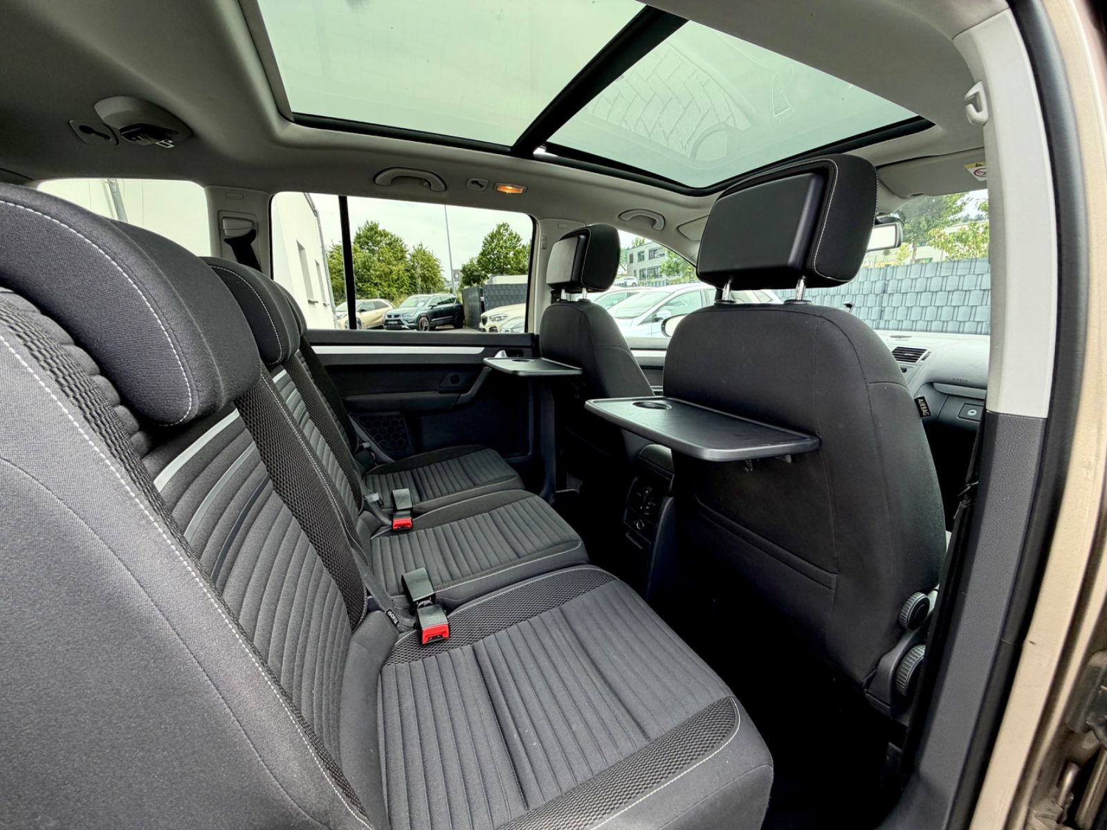 Volkswagen Touran Cup 2.0 TDI /7.SITZER/NAVI/PANO/PDC/ - Bild 15 Volkswagen Touran Cup 2.0 TDI /7.SITZER/NAVI/PANO/PDC/ in TITANIUM BEIGE als Van/Minibus - Fahrzeugfoto 15