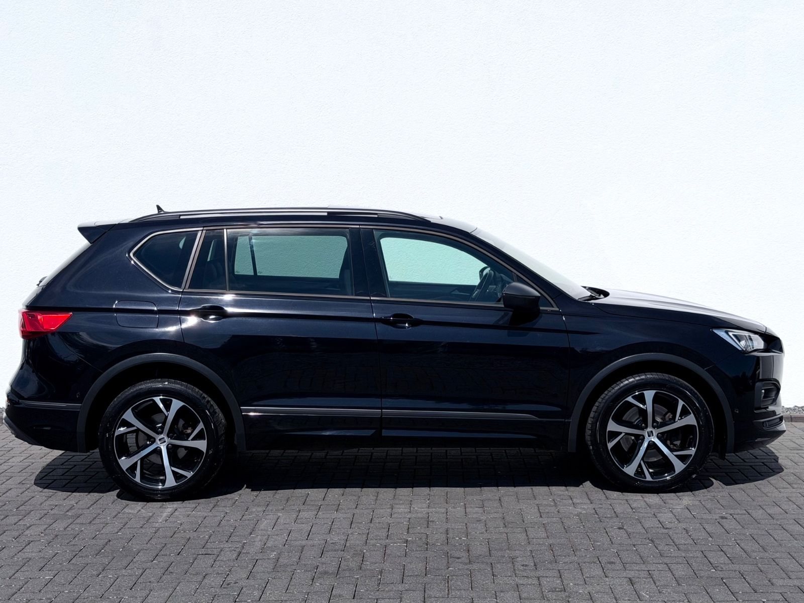 Seat Tarraco FR 2.0 TDI DSG 4Drive/LED/ACC/AHK/360CAM - Bild 4 Seat Tarraco FR 2.0 TDI DSG 4Drive/LED/ACC/AHK/360CAM in DEEP BLACK als SUV/Geländewagen/Pickup - Fahrzeugfoto 4