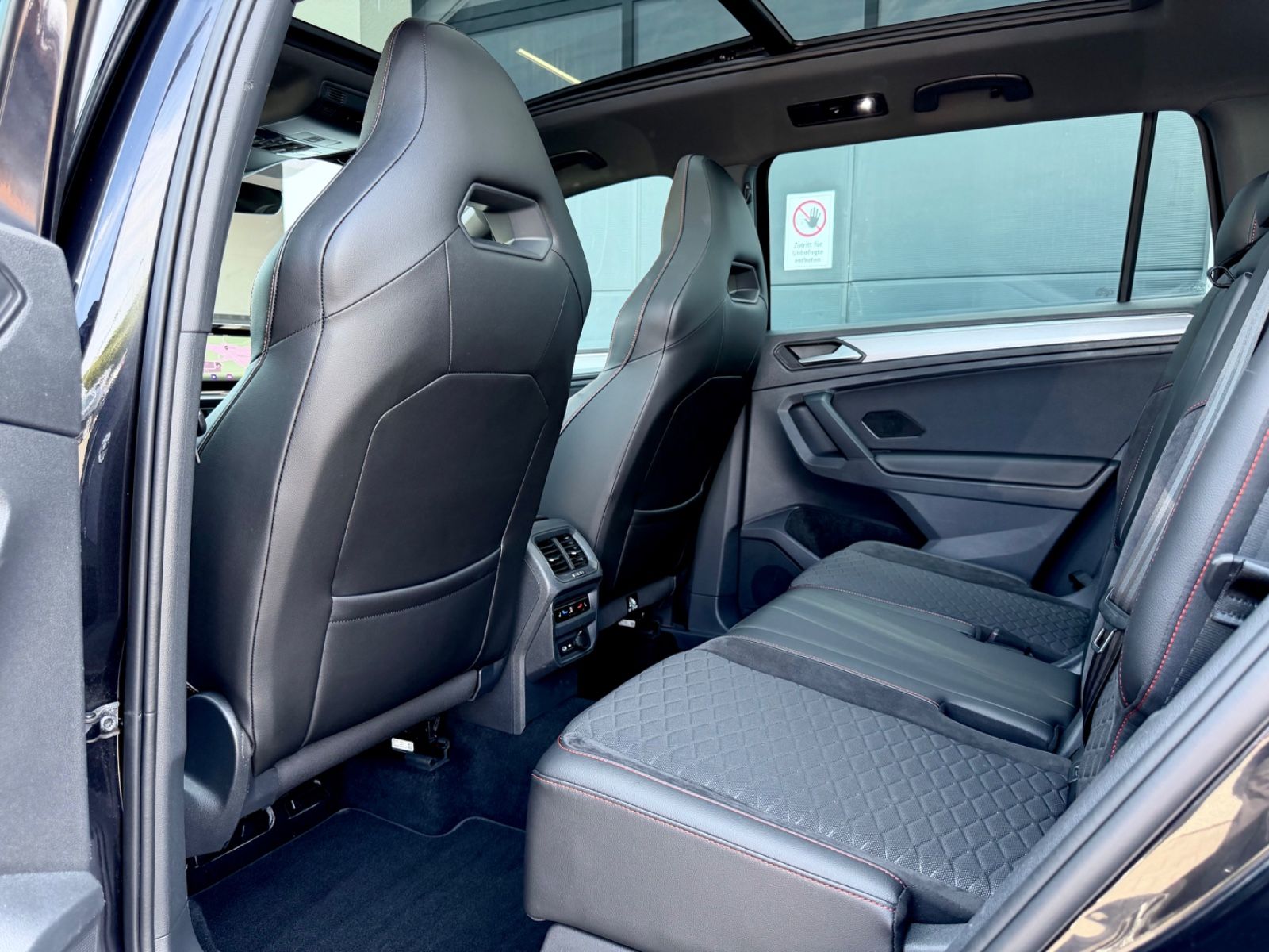 Seat Tarraco FR 2.0 TDI DSG 4Drive/LED/ACC/AHK/360CAM - Bild 14 Seat Tarraco FR 2.0 TDI DSG 4Drive/LED/ACC/AHK/360CAM in DEEP BLACK als SUV/Geländewagen/Pickup - Fahrzeugfoto 14