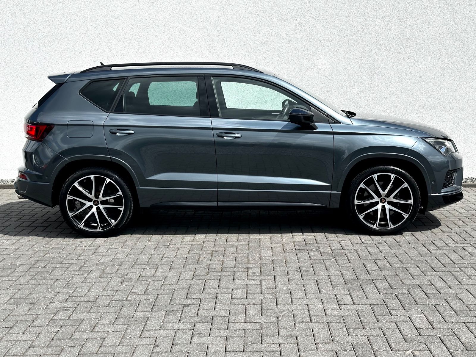 Cupra Ateca VZ 2.0 TSI DSG 4Drive /NAVI/LED/ACC/360CAM - Bild 4 Cupra Ateca VZ 2.0 TSI DSG 4Drive /NAVI/LED/ACC/360CAM in RODIUM GRAU als SUV/Geländewagen/Pickup - Fahrzeugfoto 4