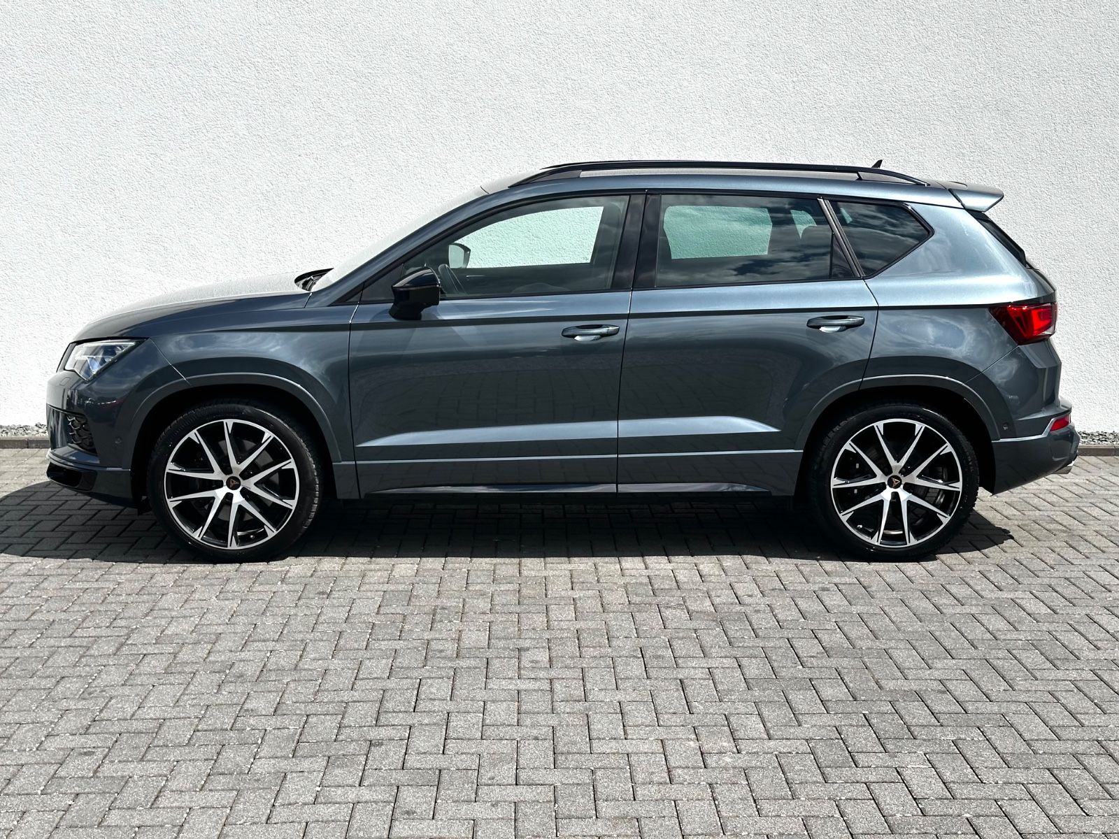 Cupra Ateca VZ 2.0 TSI DSG 4Drive /NAVI/LED/ACC/360CAM - Bild 8 Cupra Ateca VZ 2.0 TSI DSG 4Drive /NAVI/LED/ACC/360CAM in RODIUM GRAU als SUV/Geländewagen/Pickup - Fahrzeugfoto 8