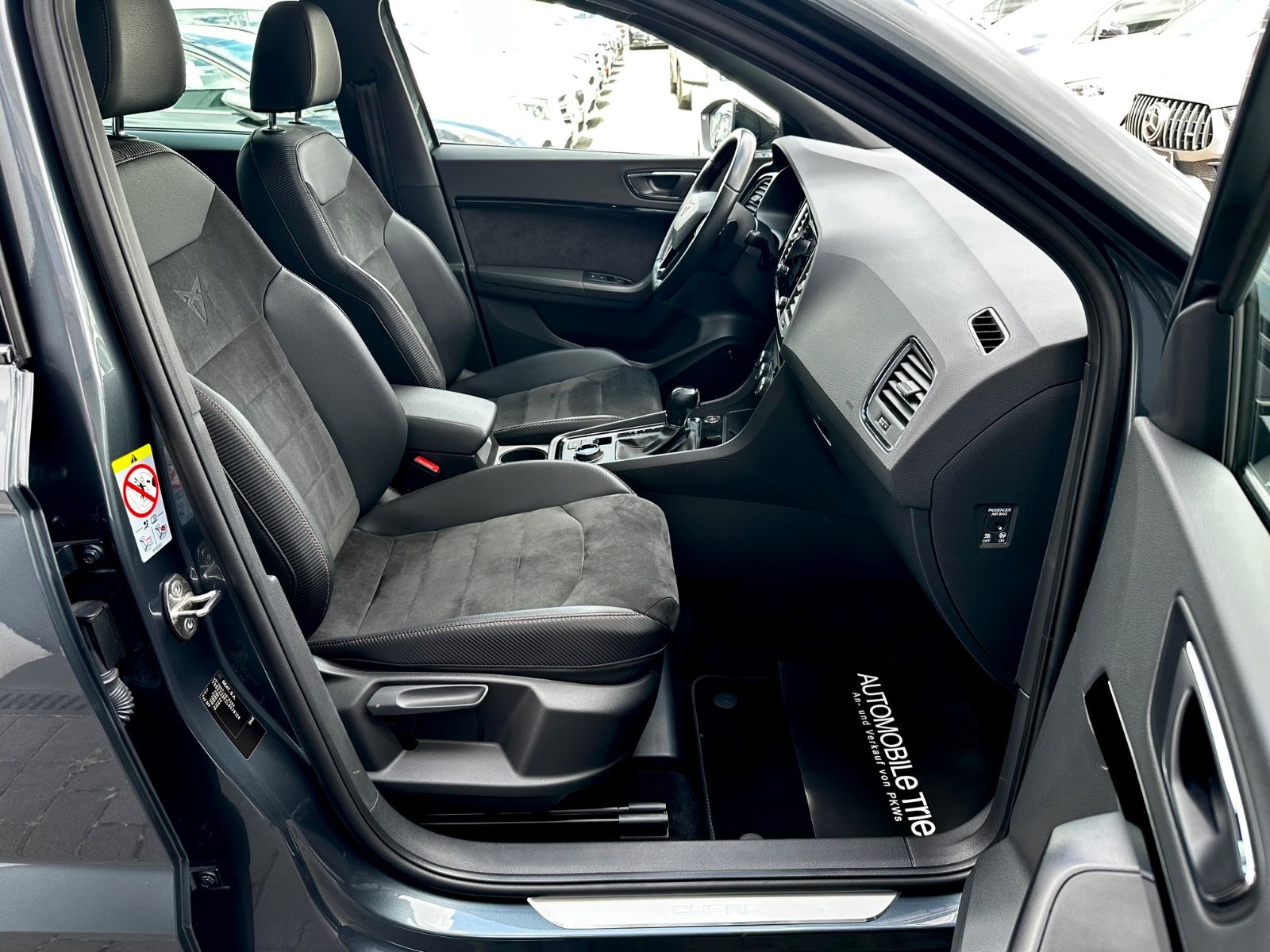 Cupra Ateca VZ 2.0 TSI DSG 4Drive /NAVI/LED/ACC/360CAM - Bild 12 Cupra Ateca VZ 2.0 TSI DSG 4Drive /NAVI/LED/ACC/360CAM in RODIUM GRAU als SUV/Geländewagen/Pickup - Fahrzeugfoto 12