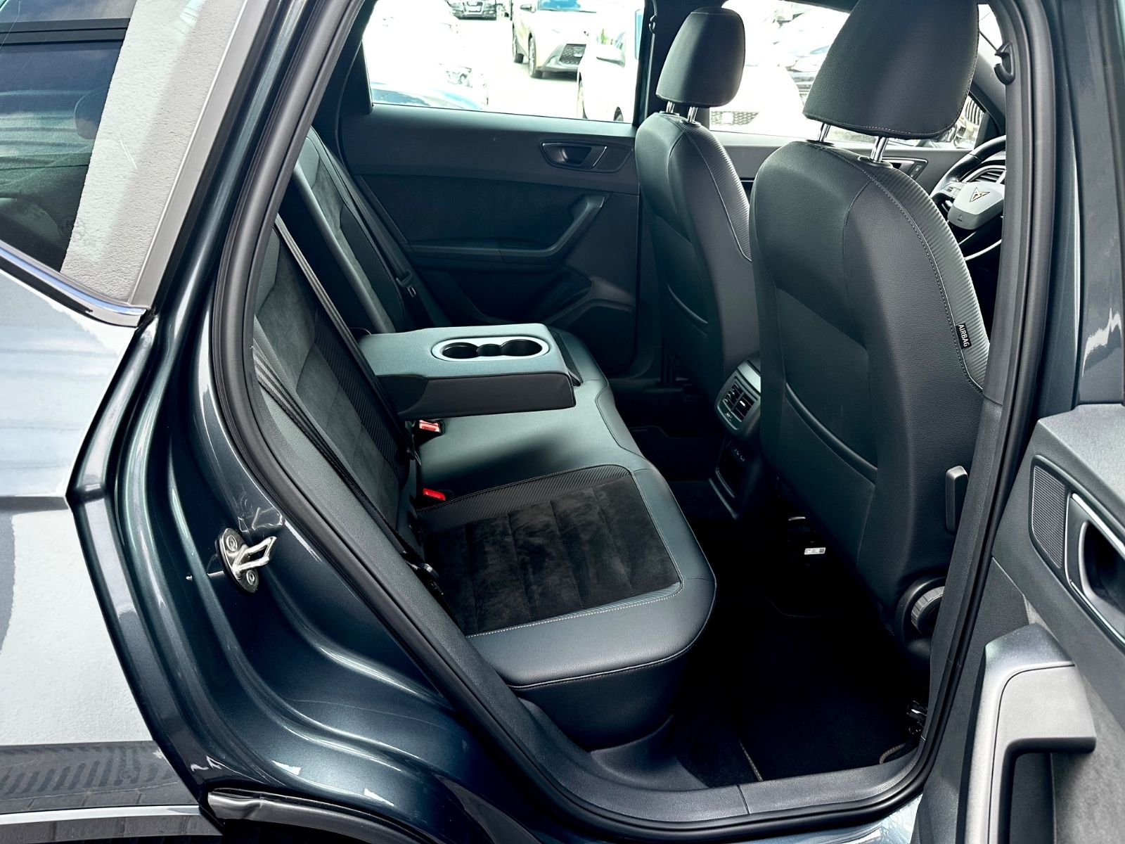 Cupra Ateca VZ 2.0 TSI DSG 4Drive /NAVI/LED/ACC/360CAM - Bild 14 Cupra Ateca VZ 2.0 TSI DSG 4Drive /NAVI/LED/ACC/360CAM in RODIUM GRAU als SUV/Geländewagen/Pickup - Fahrzeugfoto 14