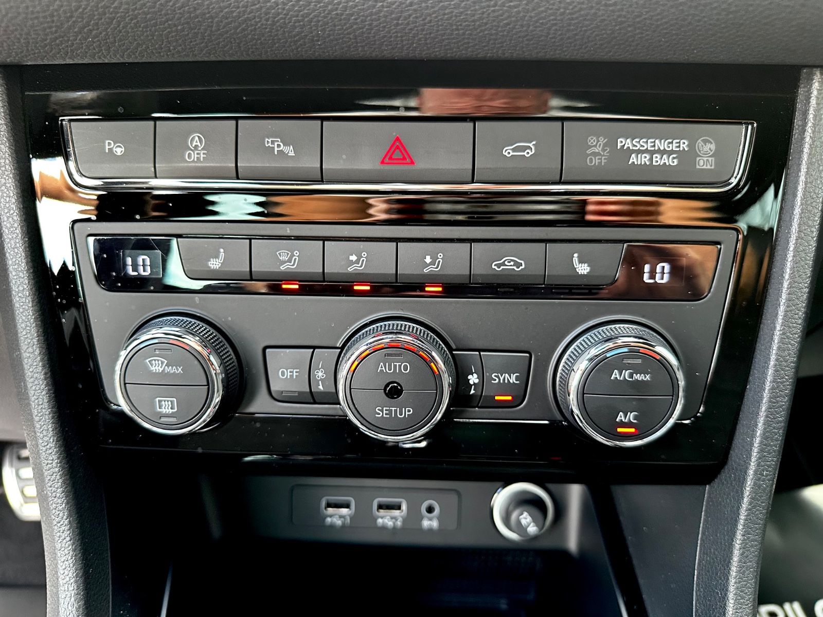 Cupra Ateca VZ 2.0 TSI DSG 4Drive /NAVI/LED/ACC/360CAM - Bild 21 Cupra Ateca VZ 2.0 TSI DSG 4Drive /NAVI/LED/ACC/360CAM in RODIUM GRAU als SUV/Geländewagen/Pickup - Fahrzeugfoto 21