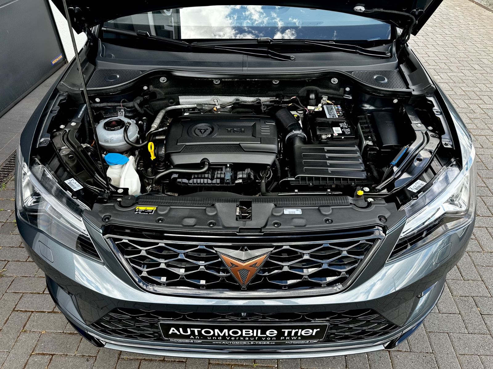Cupra Ateca VZ 2.0 TSI DSG 4Drive /NAVI/LED/ACC/360CAM - Bild 27 Cupra Ateca VZ 2.0 TSI DSG 4Drive /NAVI/LED/ACC/360CAM in RODIUM GRAU als SUV/Geländewagen/Pickup - Fahrzeugfoto 27