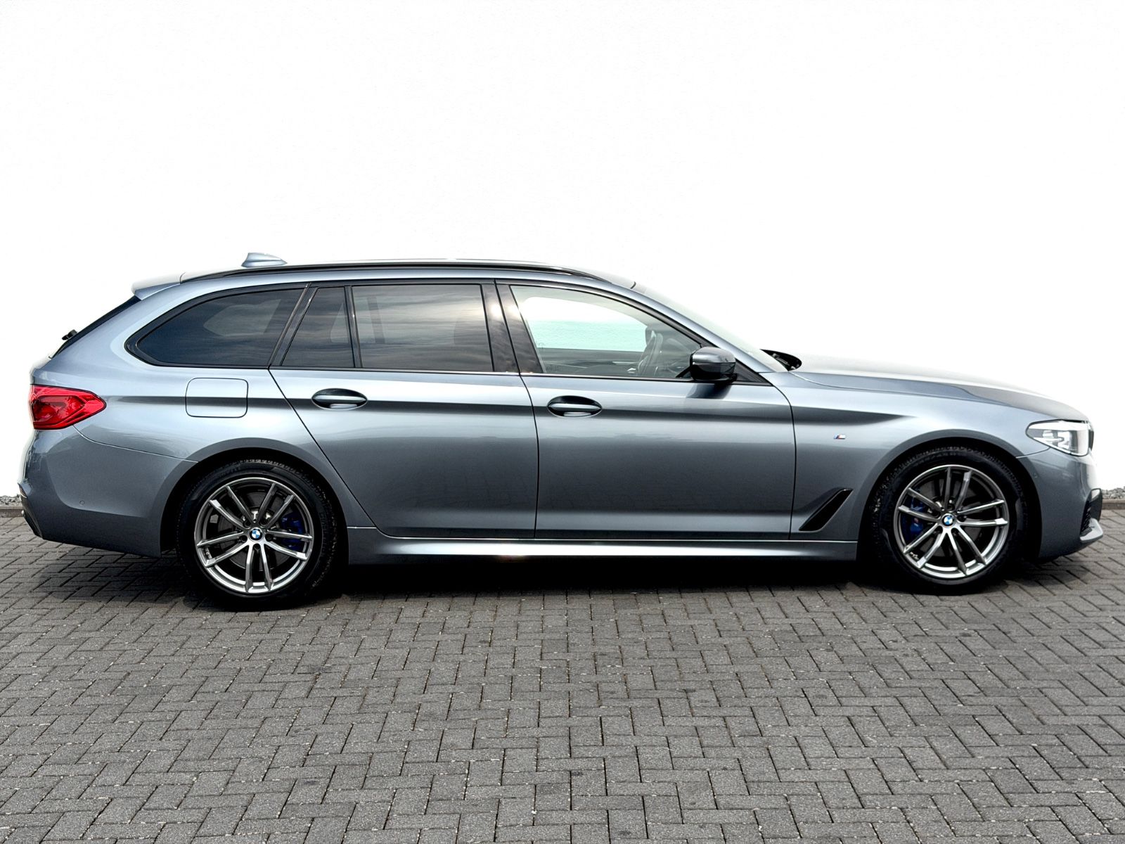 BMW 530i Touring M Sport Paket/NAVI/LED/CAM/GARANTIE - Bild 4 BMW 530i Touring M Sport Paket/NAVI/LED/CAM/GARANTIE in BLUESTONE als Kombi - Fahrzeugfoto 4