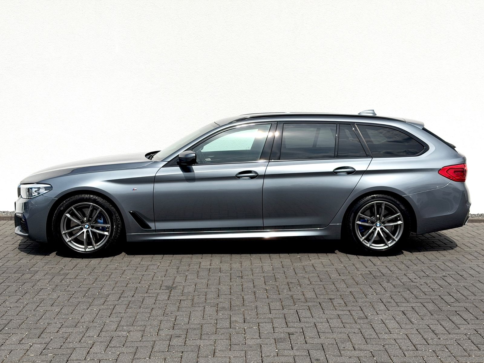 BMW 530i Touring M Sport Paket/NAVI/LED/CAM/GARANTIE - Bild 8 BMW 530i Touring M Sport Paket/NAVI/LED/CAM/GARANTIE in BLUESTONE als Kombi - Fahrzeugfoto 8