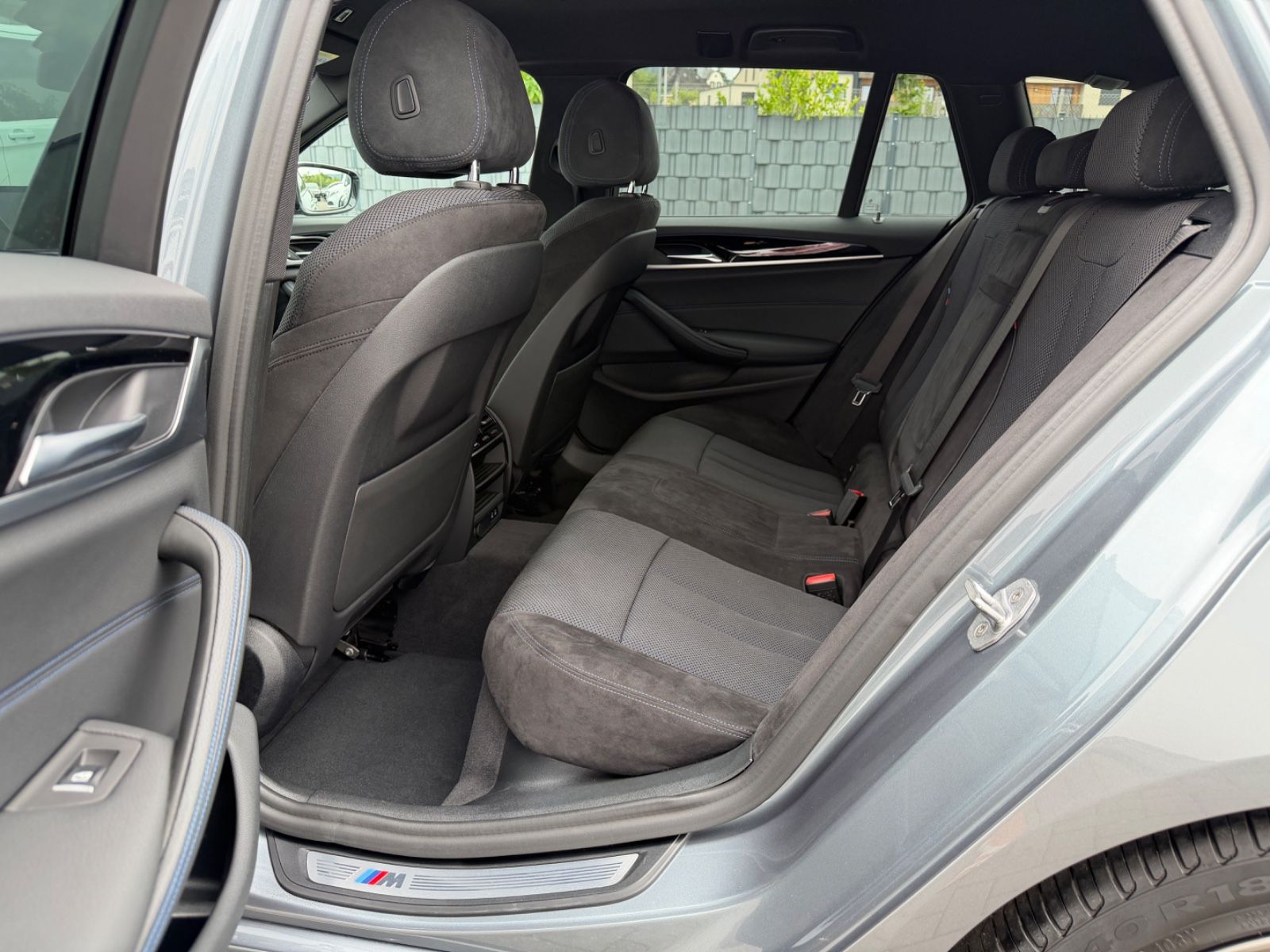 BMW 530i Touring M Sport Paket/NAVI/LED/CAM/GARANTIE - Bild 14 BMW 530i Touring M Sport Paket/NAVI/LED/CAM/GARANTIE in BLUESTONE als Kombi - Fahrzeugfoto 14