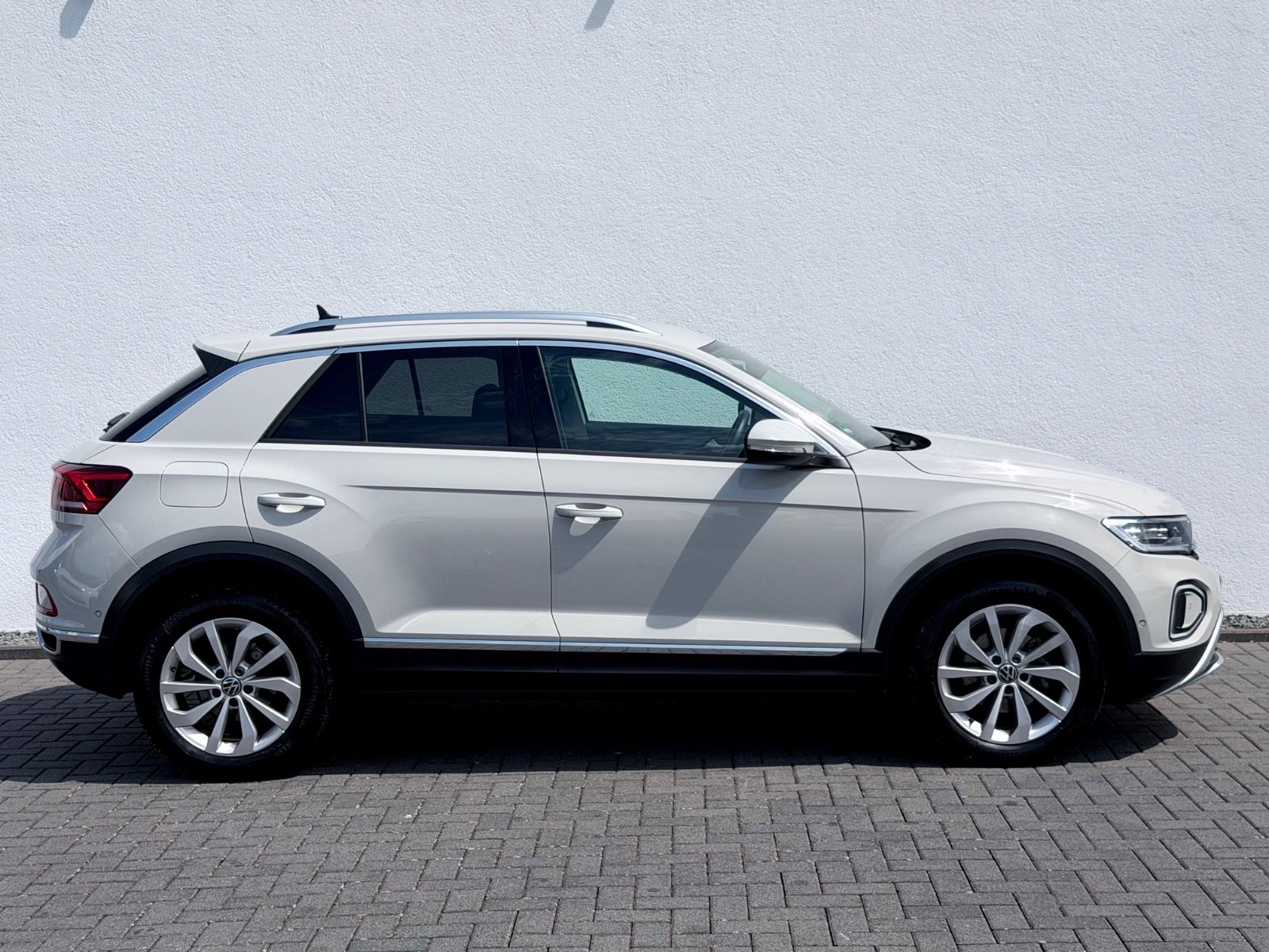 Volkswagen T-Roc 1.5 TSI /LED/ACC/CARPLAY/1.HAND/GARANTIE/ - Bild 4 Volkswagen T-Roc 1.5 TSI /LED/ACC/CARPLAY/1.HAND/GARANTIE/ in ASCOTGRAU als SUV/Geländewagen/Pickup - Fahrzeugfoto 4
