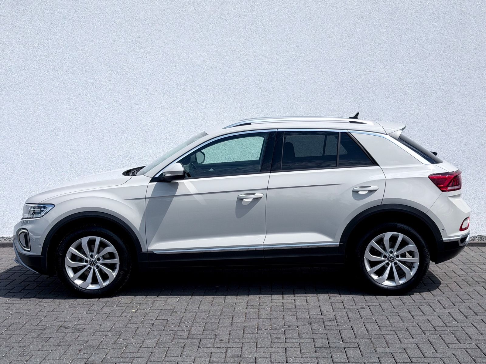 Volkswagen T-Roc 1.5 TSI /LED/ACC/CARPLAY/1.HAND/GARANTIE/ - Bild 8 Volkswagen T-Roc 1.5 TSI /LED/ACC/CARPLAY/1.HAND/GARANTIE/ in ASCOTGRAU als SUV/Geländewagen/Pickup - Fahrzeugfoto 8