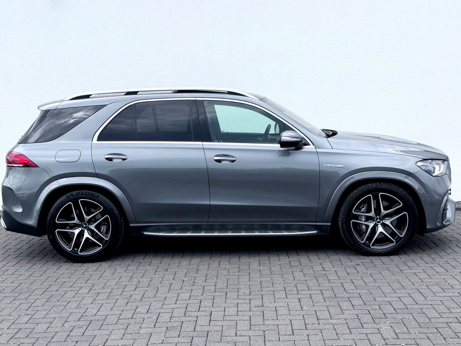 Mercedes-Benz GLE 63 AMG 4MATIC+ /PANO/LED/ACC/HUD/BURM/ - Bild 4 Mercedes-Benz GLE 63 AMG 4MATIC+ /PANO/LED/ACC/HUD/BURM/ in SELENITGRAU als SUV/Geländewagen/Pickup - Fahrzeugfoto 4