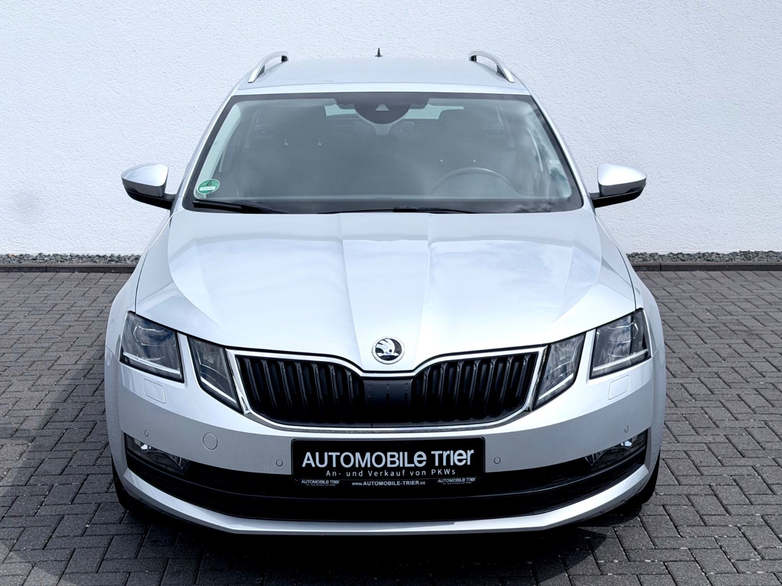 Skoda Octavia Combi 1.5 TSI DSG /NAVI/LED/ACC/CARPLAY/ - Bild 2 Skoda Octavia Combi 1.5 TSI DSG /NAVI/LED/ACC/CARPLAY/ in STRIBRNA BRILLIANT/ BRILLIANTSIL als Kombi - Fahrzeugfoto 2