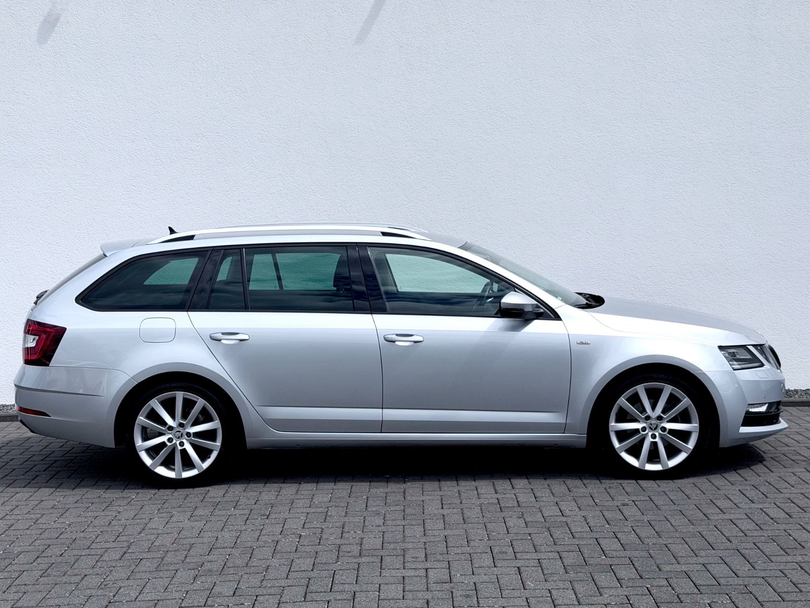 Skoda Octavia Combi 1.5 TSI DSG /NAVI/LED/ACC/CARPLAY/ - Bild 4 Skoda Octavia Combi 1.5 TSI DSG /NAVI/LED/ACC/CARPLAY/ in STRIBRNA BRILLIANT/ BRILLIANTSIL als Kombi - Fahrzeugfoto 4