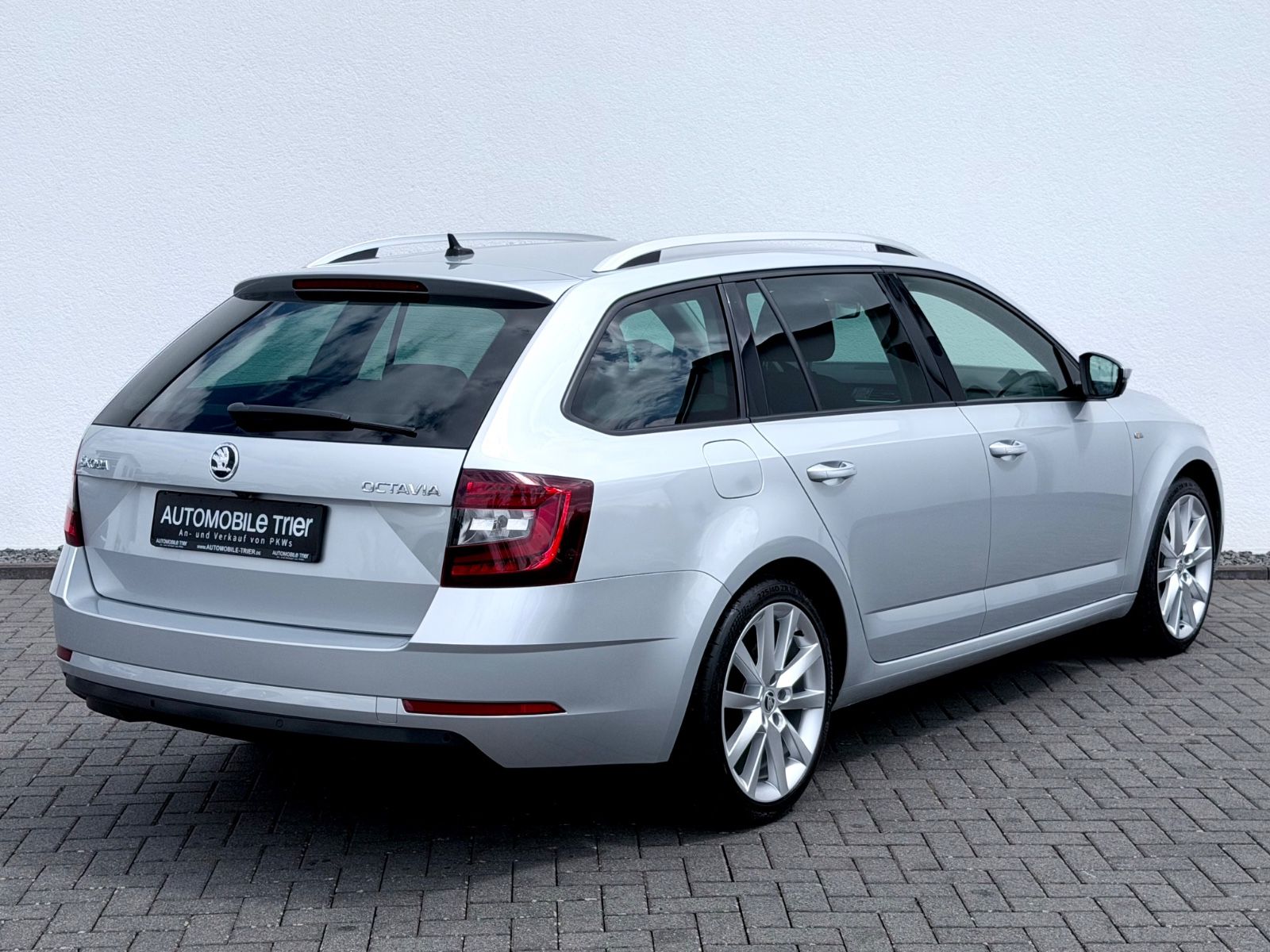 Skoda Octavia Combi 1.5 TSI DSG /NAVI/LED/ACC/CARPLAY/ - Bild 5 Skoda Octavia Combi 1.5 TSI DSG /NAVI/LED/ACC/CARPLAY/ in STRIBRNA BRILLIANT/ BRILLIANTSIL als Kombi - Fahrzeugfoto 5