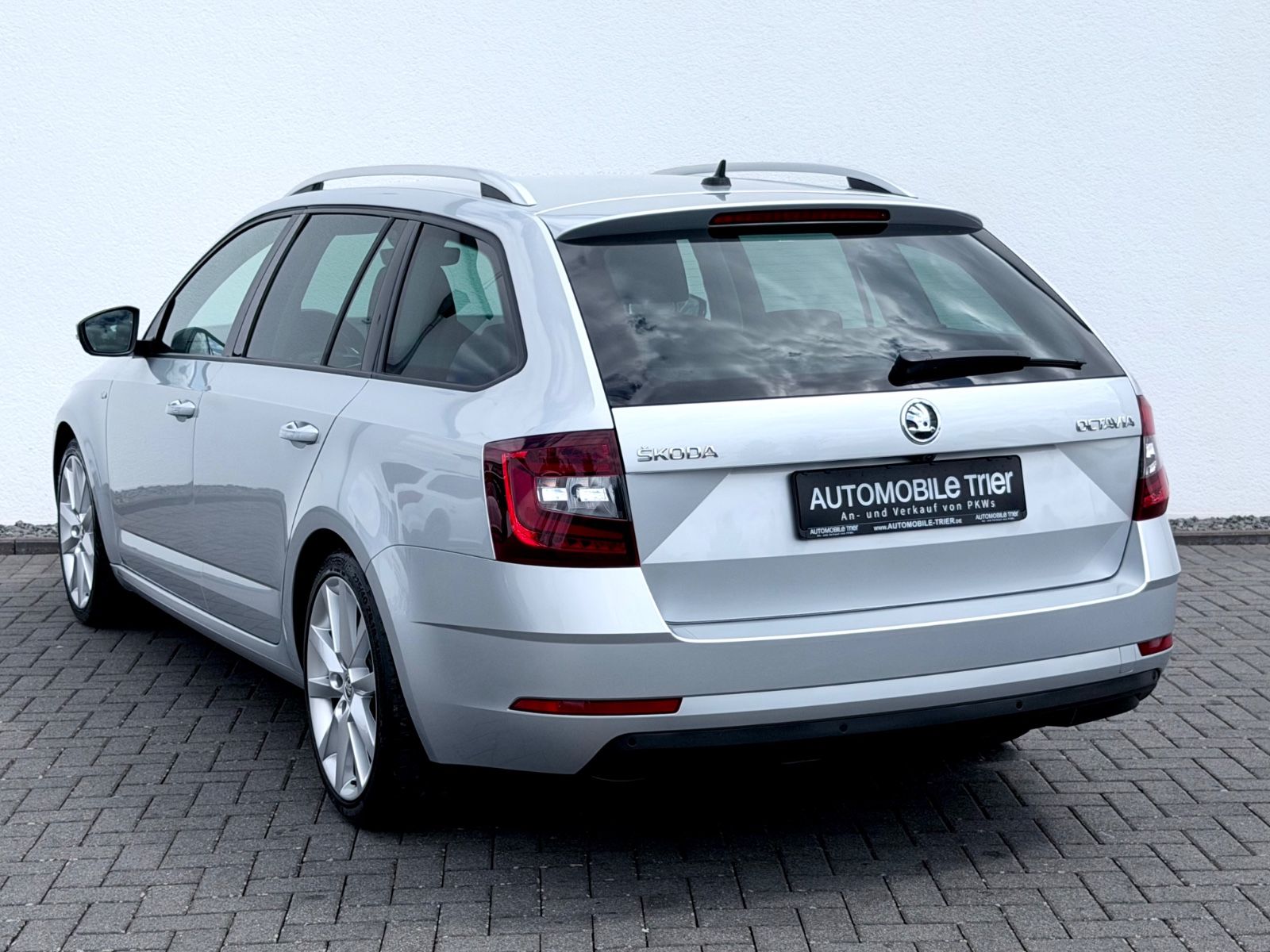 Skoda Octavia Combi 1.5 TSI DSG /NAVI/LED/ACC/CARPLAY/ - Bild 7 Skoda Octavia Combi 1.5 TSI DSG /NAVI/LED/ACC/CARPLAY/ in STRIBRNA BRILLIANT/ BRILLIANTSIL als Kombi - Fahrzeugfoto 7
