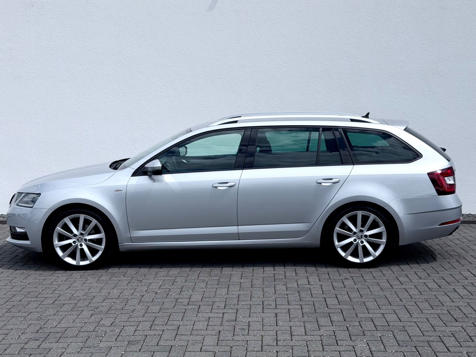 Skoda Octavia Combi 1.5 TSI DSG /NAVI/LED/ACC/CARPLAY/ - Bild 8 Skoda Octavia Combi 1.5 TSI DSG /NAVI/LED/ACC/CARPLAY/ in STRIBRNA BRILLIANT/ BRILLIANTSIL als Kombi - Fahrzeugfoto 8