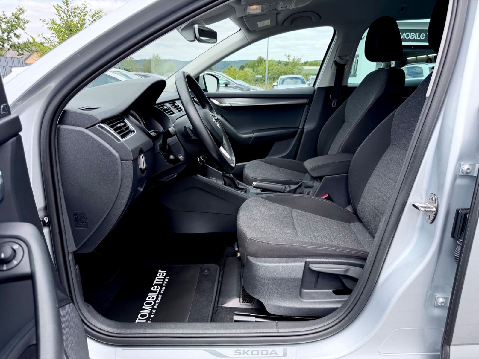 Skoda Octavia Combi 1.5 TSI DSG /NAVI/LED/ACC/CARPLAY/ - Bild 9 Skoda Octavia Combi 1.5 TSI DSG /NAVI/LED/ACC/CARPLAY/ in STRIBRNA BRILLIANT/ BRILLIANTSIL als Kombi - Fahrzeugfoto 9