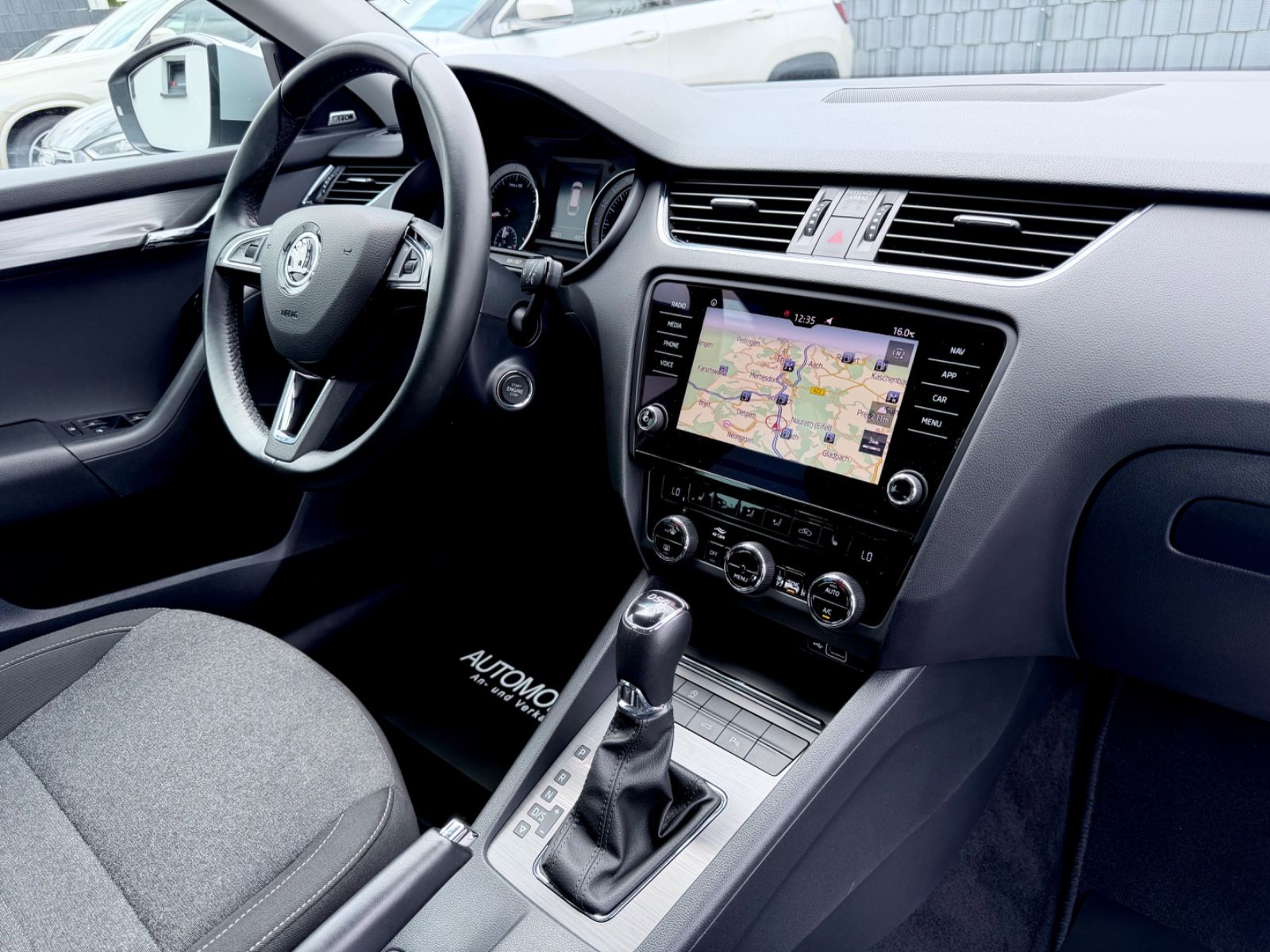 Skoda Octavia Combi 1.5 TSI DSG /NAVI/LED/ACC/CARPLAY/ - Bild 12 Skoda Octavia Combi 1.5 TSI DSG /NAVI/LED/ACC/CARPLAY/ in STRIBRNA BRILLIANT/ BRILLIANTSIL als Kombi - Fahrzeugfoto 12