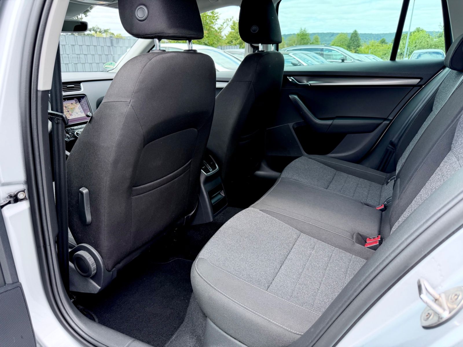 Skoda Octavia Combi 1.5 TSI DSG /NAVI/LED/ACC/CARPLAY/ - Bild 14 Skoda Octavia Combi 1.5 TSI DSG /NAVI/LED/ACC/CARPLAY/ in STRIBRNA BRILLIANT/ BRILLIANTSIL als Kombi - Fahrzeugfoto 14