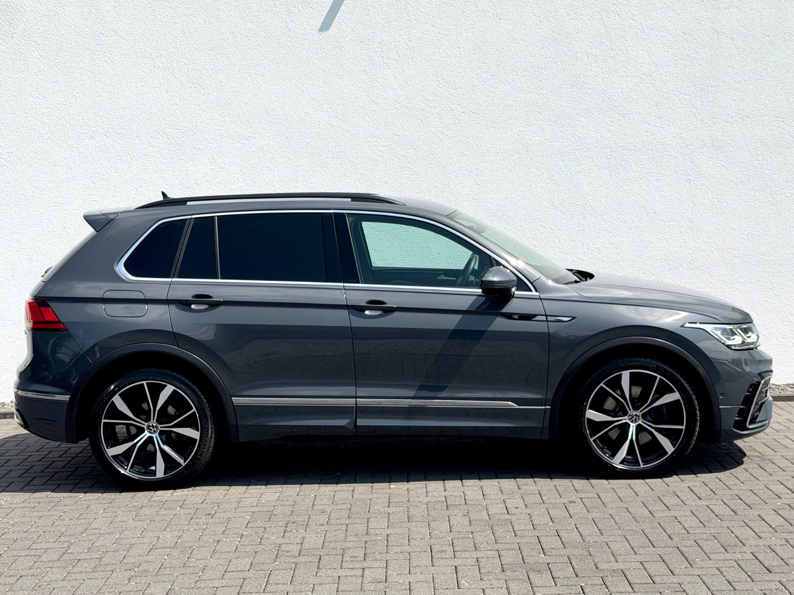 Volkswagen Tiguan R-Line 2.0 TDI DSG 4M /IQ LIGHT/20''/AHK/ - Bild 4 Volkswagen Tiguan R-Line 2.0 TDI DSG 4M /IQ LIGHT/20''/AHK/ in DELFINGRAU als SUV/Geländewagen/Pickup - Fahrzeugfoto 4