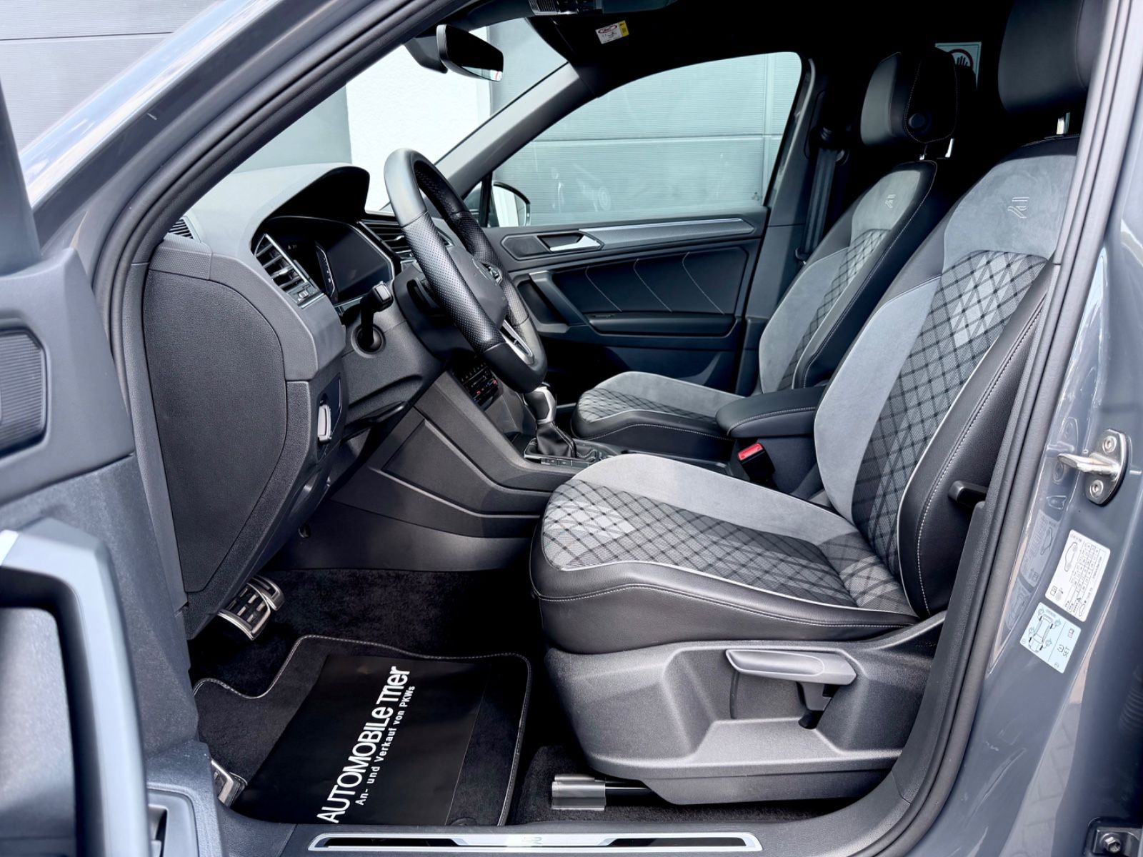 Volkswagen Tiguan R-Line 2.0 TDI DSG 4M /IQ LIGHT/20''/AHK/ - Bild 9 Volkswagen Tiguan R-Line 2.0 TDI DSG 4M /IQ LIGHT/20''/AHK/ in DELFINGRAU als SUV/Geländewagen/Pickup - Fahrzeugfoto 9