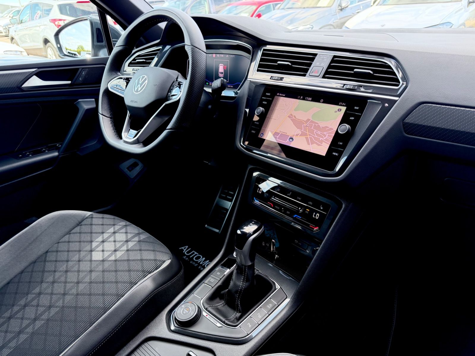 Volkswagen Tiguan R-Line 2.0 TDI DSG 4M /IQ LIGHT/20''/AHK/ - Bild 12 Volkswagen Tiguan R-Line 2.0 TDI DSG 4M /IQ LIGHT/20''/AHK/ in DELFINGRAU als SUV/Geländewagen/Pickup - Fahrzeugfoto 12