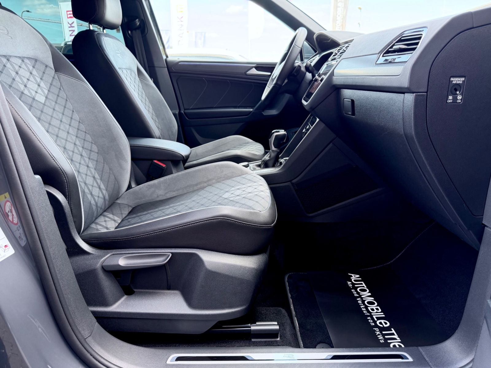 Volkswagen Tiguan R-Line 2.0 TDI DSG 4M /IQ LIGHT/20''/AHK/ - Bild 13 Volkswagen Tiguan R-Line 2.0 TDI DSG 4M /IQ LIGHT/20''/AHK/ in DELFINGRAU als SUV/Geländewagen/Pickup - Fahrzeugfoto 13