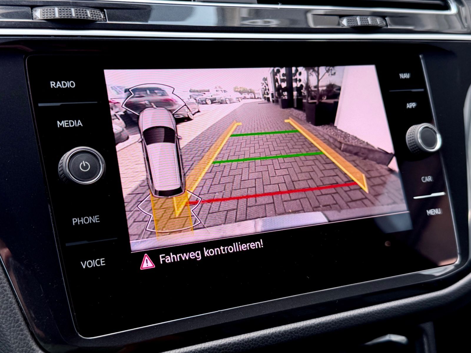 Volkswagen Tiguan R-Line 2.0 TDI DSG 4M /IQ LIGHT/20''/AHK/ - Bild 16 Volkswagen Tiguan R-Line 2.0 TDI DSG 4M /IQ LIGHT/20''/AHK/ in DELFINGRAU als SUV/Geländewagen/Pickup - Fahrzeugfoto 16