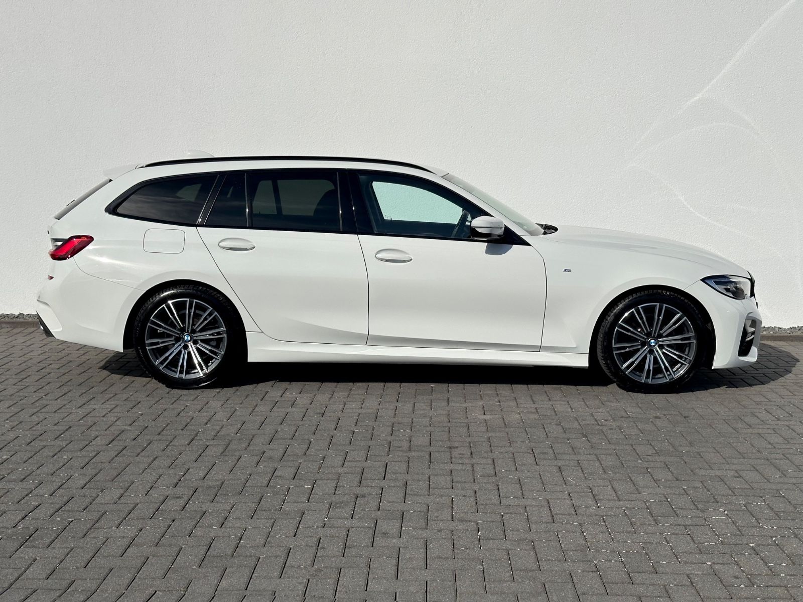 BMW 320i Touring M Sport Paket *Navi*LED*Garantie* - Bild 4 BMW 320i Touring M Sport Paket *Navi*LED*Garantie* in ALPINWEISS III als Kombi - Fahrzeugfoto 4